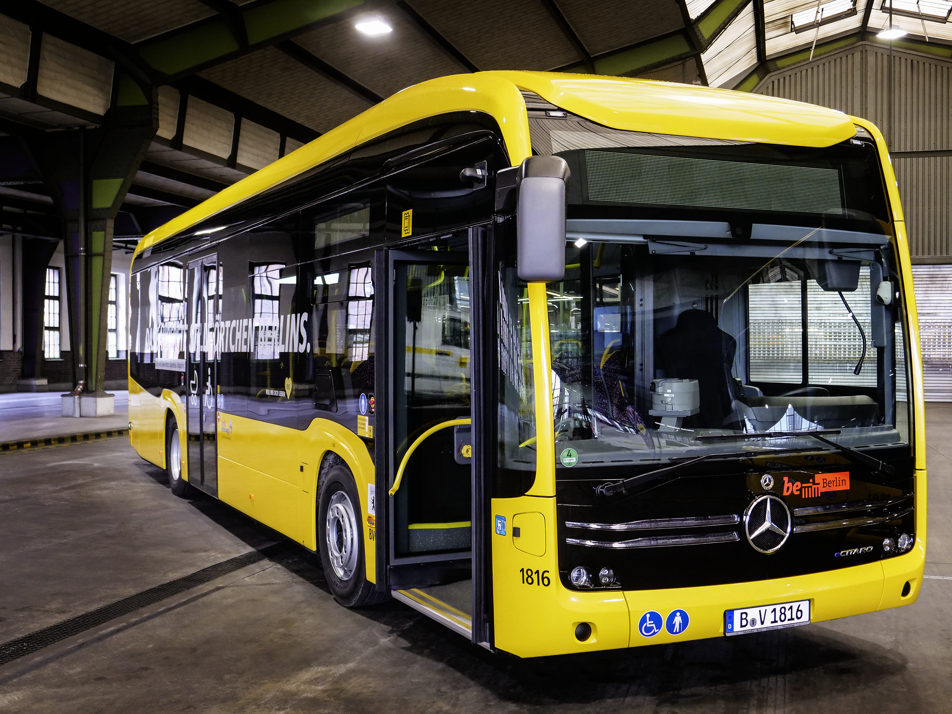 Emissionsfrei durch Berlin: Der erste von 15 vollelektrisch angetriebenen Mercedes Benz eCitaro wird an die Berliner Verkehrsbetriebe (BVG) ausgeliefert Mercedes-Benz eCitaro: Emissionsfrei durch Berlin: Der erste von 15 vollelektrisch angetriebenen Mercedes Benz eCitaro wird an die Berliner Verkehrsbetriebe (BVG) ausgeliefert