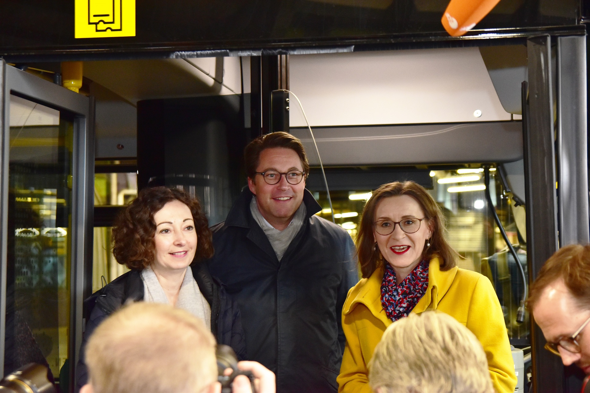 V.l.n.r.: Lokal emissionsfrei fahren die Berliner Verkehrsbetriebe (BVG) mit dem vollelektrisch angetriebenen Mercedes-Benz eCitaro. Heute wurde der erste Stadtbus aus einer Serie von 15 Fahrzeugen in Anwesenheit von Ramona Pop, Senatorin für Wirtschaft, Energie und Betriebe in Berlin, Andreas Scheuer, Bundesverkehrsminister, und Dr. Sigrid Nikutta, Vorstandsvorsitzende und Vorstand Betrieb BVG, übergeben. Mercedes-Benz eCitaro: Emissionsfrei durch Berlin: Der erste von 15 vollelektrisch angetriebenen Mercedes Benz eCitaro wird an die Berliner Verkehrsbetriebe (BVG) ausgeliefert