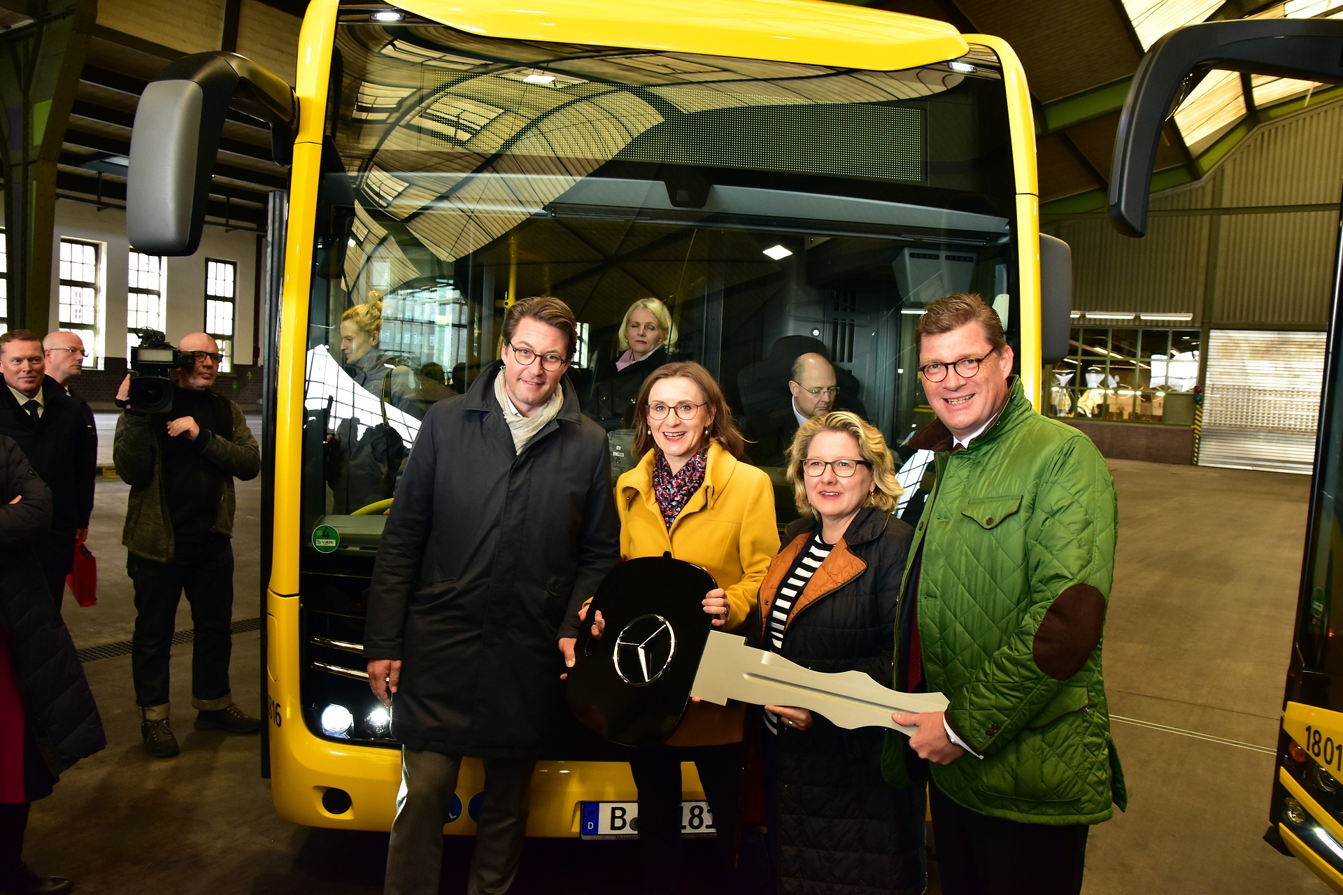 V.l.n.r.: Der erste von 15 eCitaro der BVG wurde im Beisein von Bundesverkehrsminister Andreas Scheuer, Dr. Sigrid Nikutta, Vorstandsvorsitzende und Vorstand Betrieb BVG, Bundesumweltministerin Svenja Schulze, und Till Obewörder, Leiter Daimler Buses, übergeben. Mercedes-Benz eCitaro: Emissionsfrei durch Berlin: Der erste von 15 vollelektrisch angetriebenen Mercedes Benz eCitaro wird an die Berliner Verkehrsbetriebe (BVG) ausgeliefert