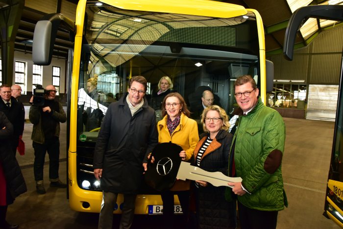 Mercedes-Benz eCitaro: Emissionsfrei durch Berlin: Der erste von 15 vollelektrisch angetriebenen Mercedes Benz eCitaro wird an die Berliner Verkehrsbetriebe (BVG) ausgeliefert