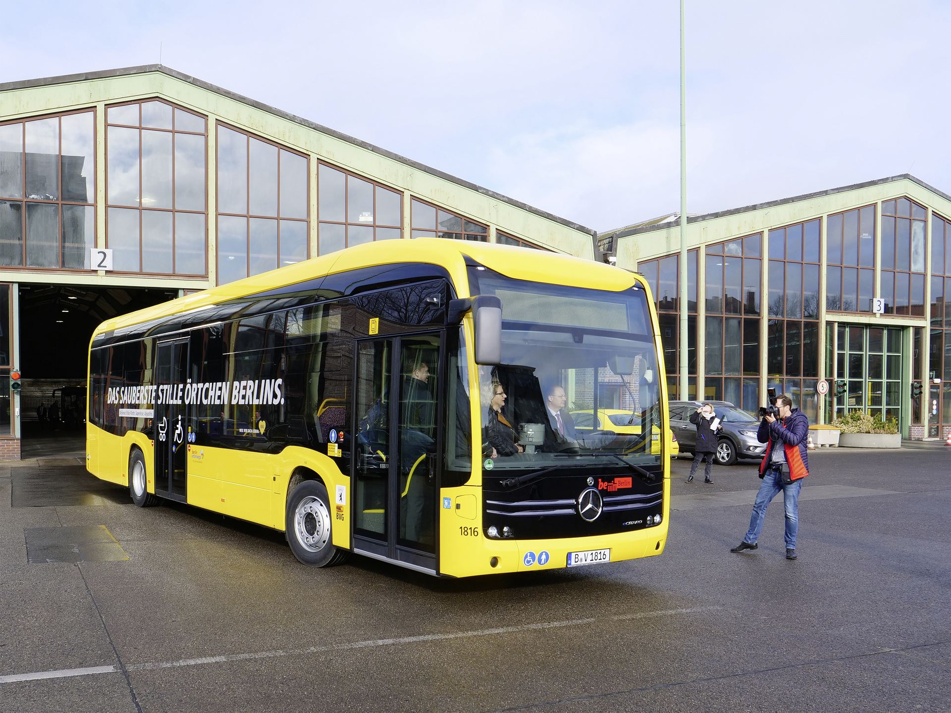 Emissionsfrei durch Berlin: Der erste von 15 vollelektrisch angetriebenen Mercedes Benz eCitaro wird an die Berliner Verkehrsbetriebe (BVG) ausgeliefert Mercedes-Benz eCitaro: Emissionsfrei durch Berlin: Der erste von 15 vollelektrisch angetriebenen Mercedes Benz eCitaro wird an die Berliner Verkehrsbetriebe (BVG) ausgeliefert