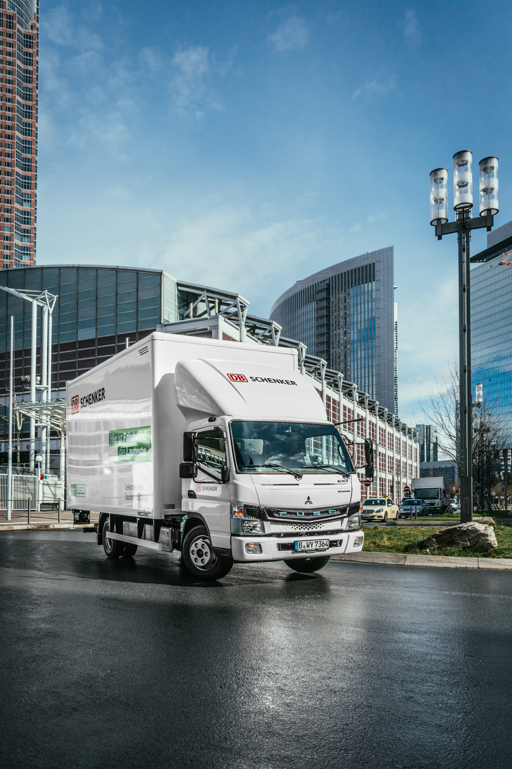 März 2019: Übergabe FUSO eCanter an DB Schenker in Frankfurt © DB Schenker DB Schenker und FUSO vertiefen Zusammenarbeit bei E-Lkw