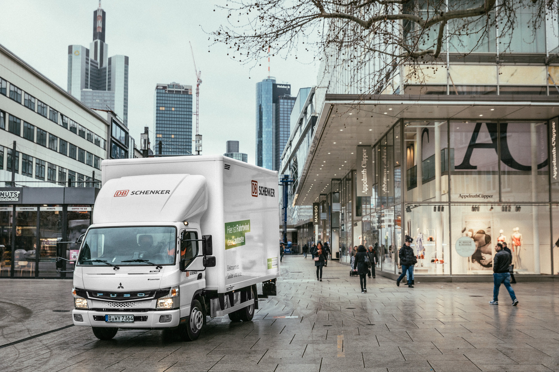 März 2019: Übergabe FUSO eCanter an DB Schenker in Frankfurt © DB Schenker DB Schenker und FUSO vertiefen Zusammenarbeit bei E-Lkw