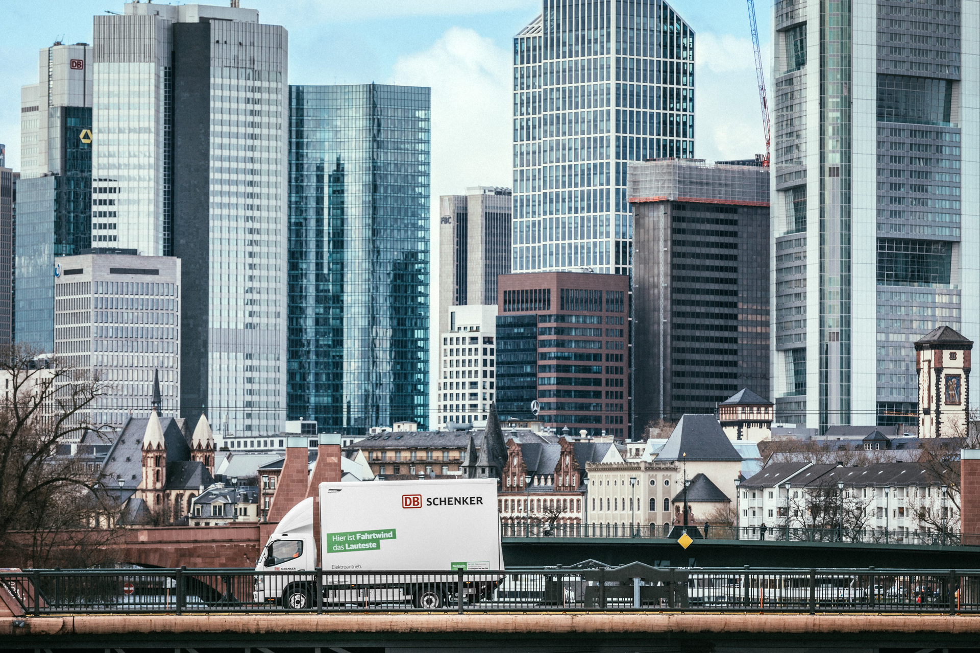 März 2019: Übergabe FUSO eCanter an DB Schenker in Frankfurt © DB Schenker DB Schenker und FUSO vertiefen Zusammenarbeit bei E-Lkw