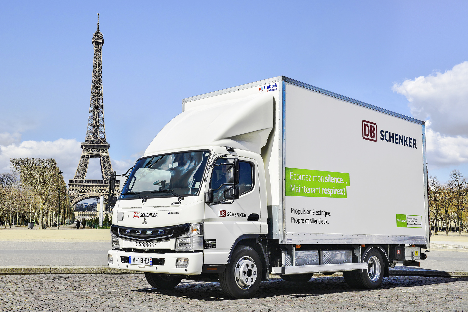 März 2019: Übergabe FUSO eCanter an DB Schenker in Paris DB Schenker und FUSO vertiefen Zusammenarbeit bei E-Lkw