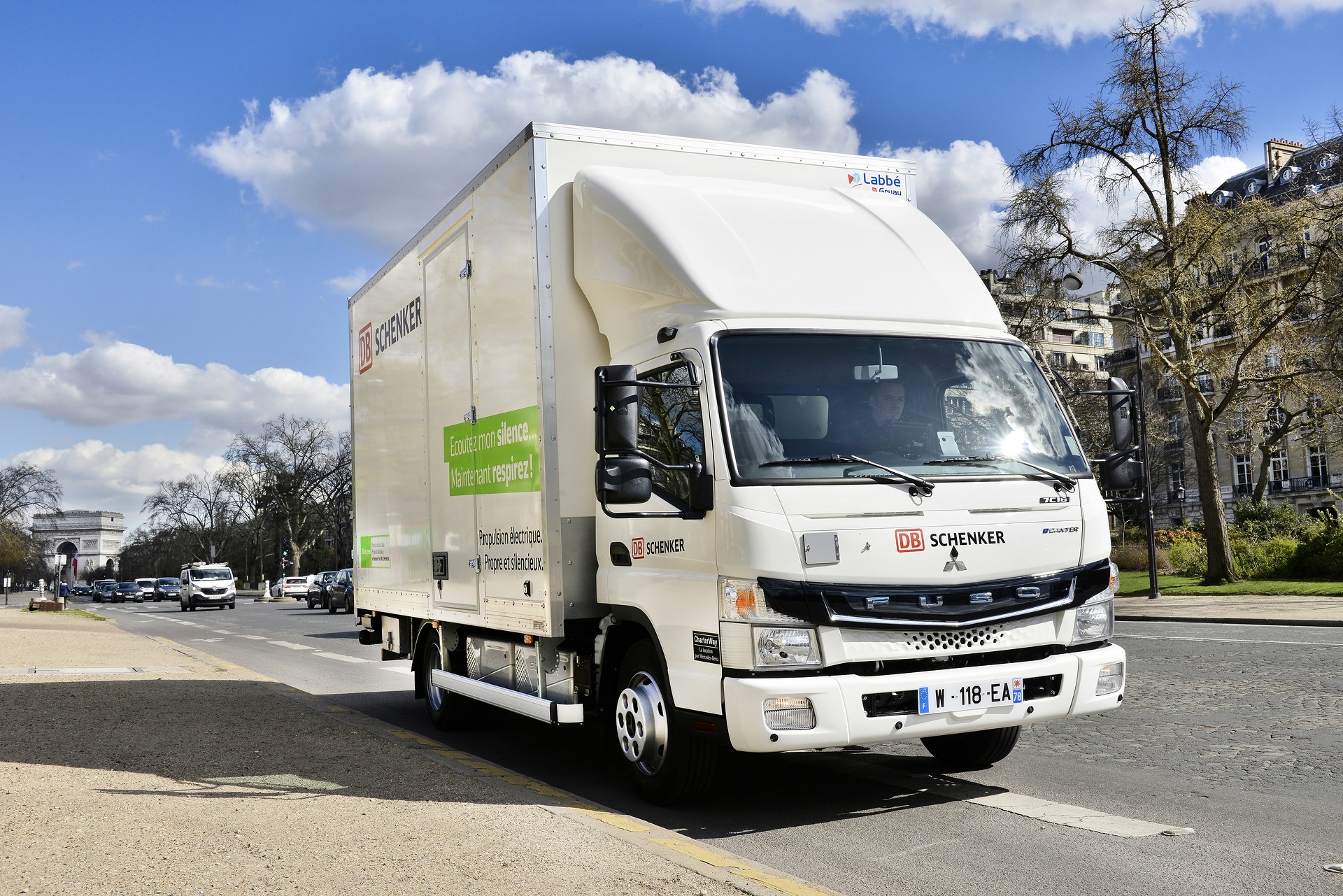 März 2019: Übergabe FUSO eCanter an DB Schenker in Paris DB Schenker und FUSO vertiefen Zusammenarbeit bei E-Lkw