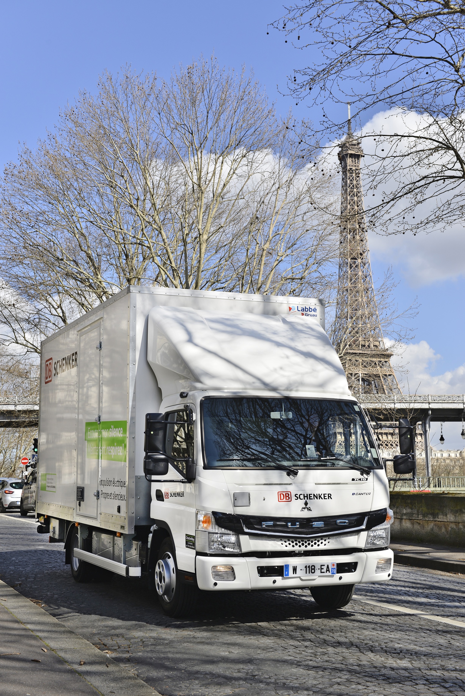 März 2019: Übergabe FUSO eCanter an DB Schenker in Paris DB Schenker und FUSO vertiefen Zusammenarbeit bei E-Lkw