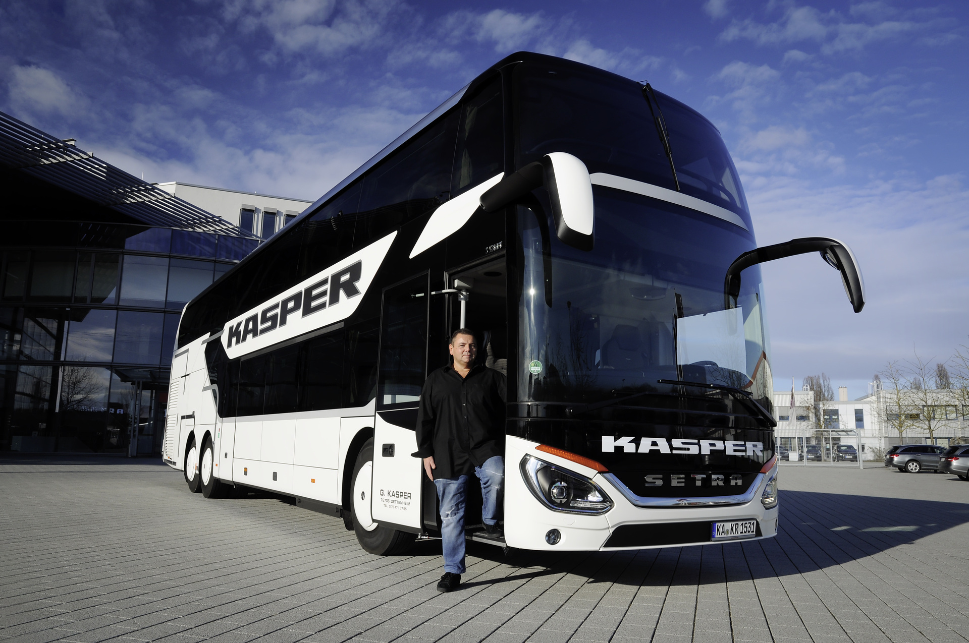 Gerd Kasper vor seinem neuen S 531 DT, der die 50-jährige Zusammenarbeit mit der Marke Setra krönt. Doppelstock S 531 DT: Fünf Sterne und mehr
