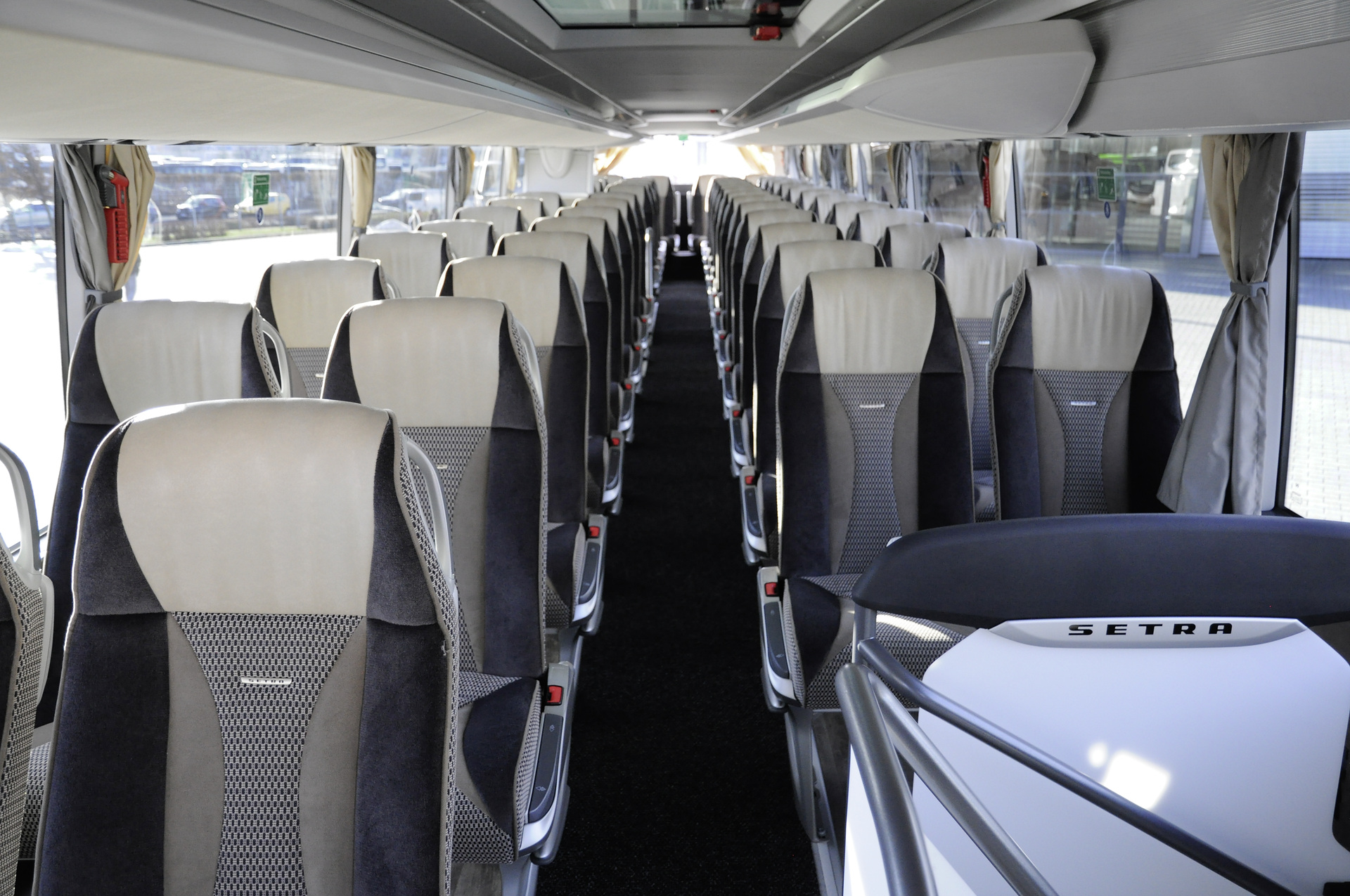 Der S 531 DT, der mit vier Sternen klassifiziert ist und 78 Fahrgästen Platz bietet, wird beim Gerd Kasper Omnibusbetrieb für Reisen durch ganz Europa eingesetzt. Doppelstock S 531 DT: Fünf Sterne und mehr