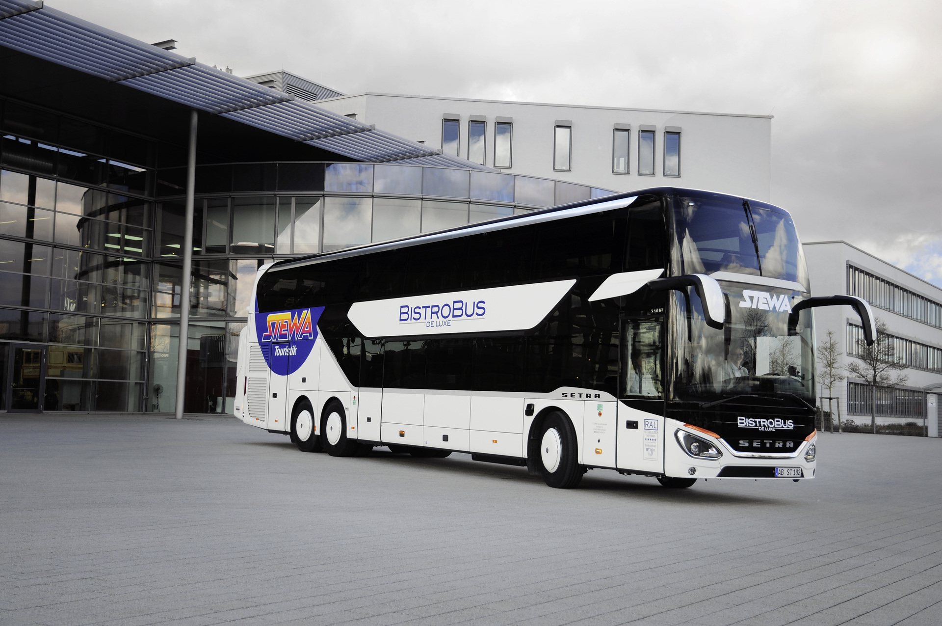 Der neue Setra Doppelstockbus mit Panoramadach der Stewa Touristik GmbH wurde als erster mit der 5-Sterne Superior Klassifizierung der Gütegemeinschaft Buskomfort e.V. ausgezeichnet. Doppelstock S 531 DT: Fünf Sterne und mehr