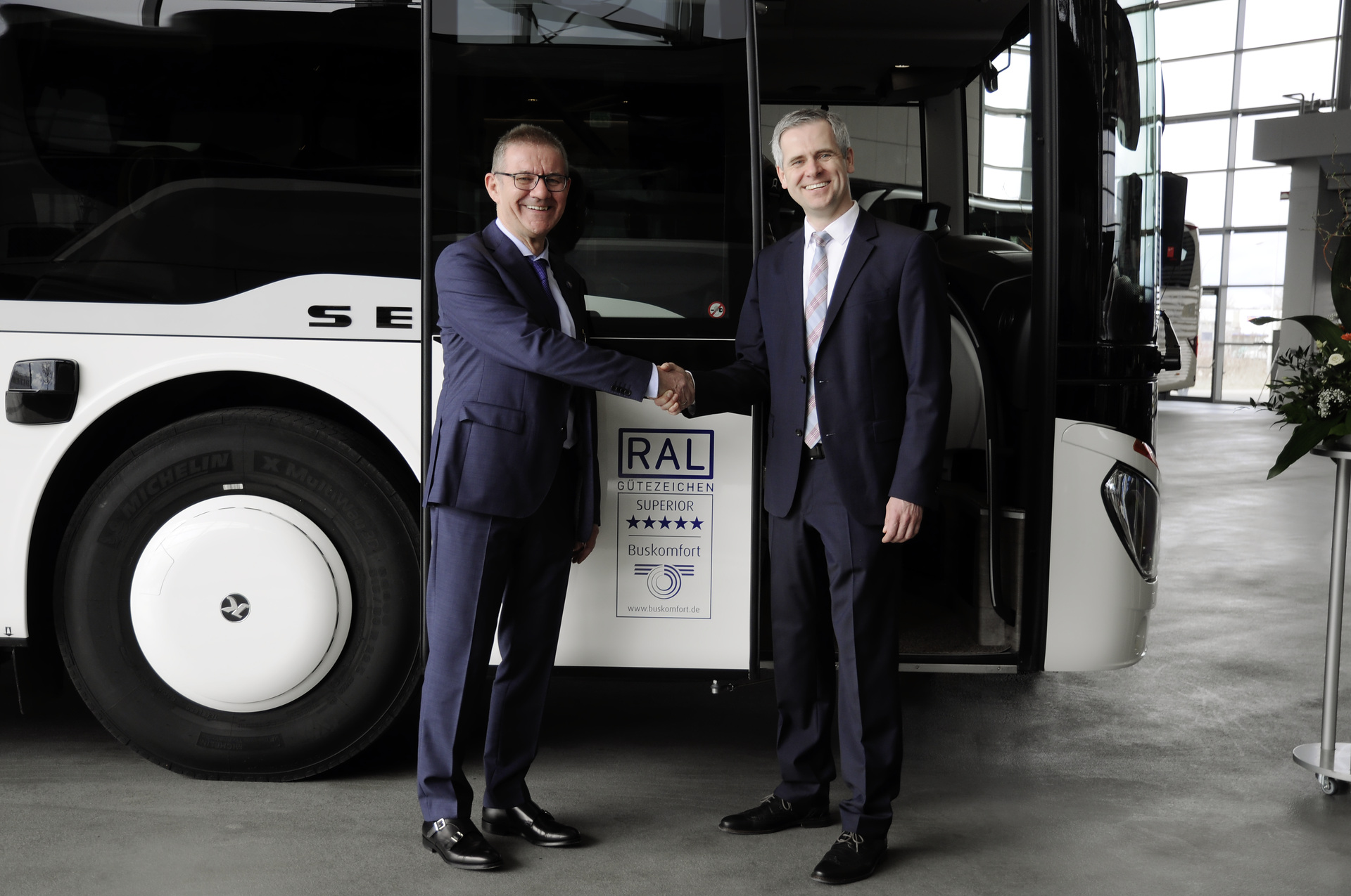 Ein Setra mit noch nie da gewesener Komforteinrichtung. Peter Stenger, Firmeninhaber der Stewa Touristik GmbH, übernimmt den S 531 DT mit 5-Sterne Superior Klassifizierung von Dr. Jens Heinemann, Leiter Vertrieb Privatkunden Deutschland (rechts). Doppelstock S 531 DT: Fünf Sterne und mehr