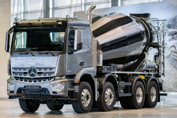 Mercedes-Benz Lkw: Der neue Arocs mit Multimedia Cockpit - für jeden Aufbau eine maßgeschneiderte Lösung