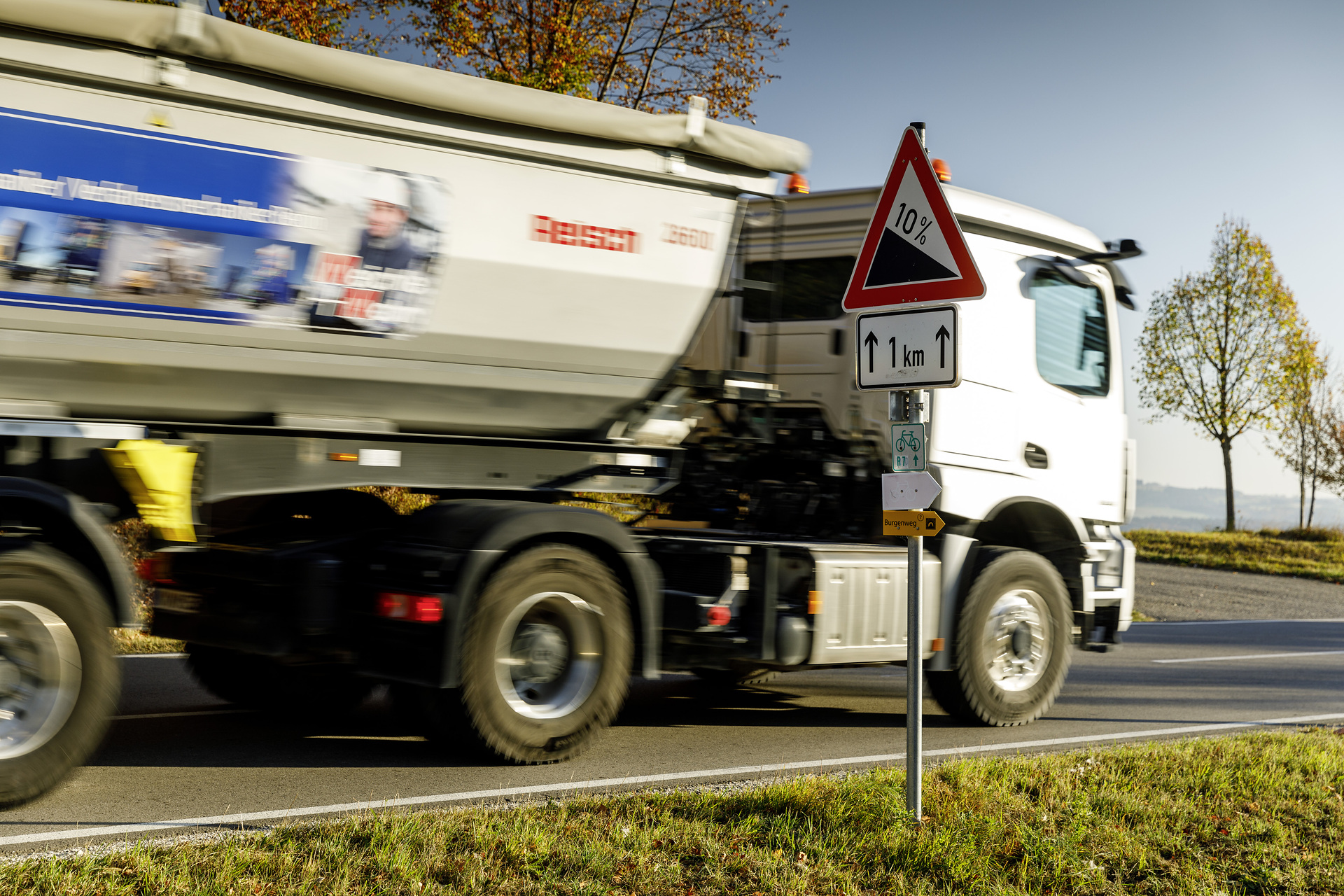 Das erweiterte Predictive Powertrain Control lässt sich jetzt auch im Überlandverkehr einsetzen und bringt einen klaren Verbrauchsvorteil selbst gegenüber erfahrenen und ortskundigen Fahrern. Der neue Mercedes-Benz Arocs auf der Bauma 2019: Erste Kundenstimmen zum neuen Mercedes-Benz Arocs - sicherer, vernetzter und effizienter auf dem Bau