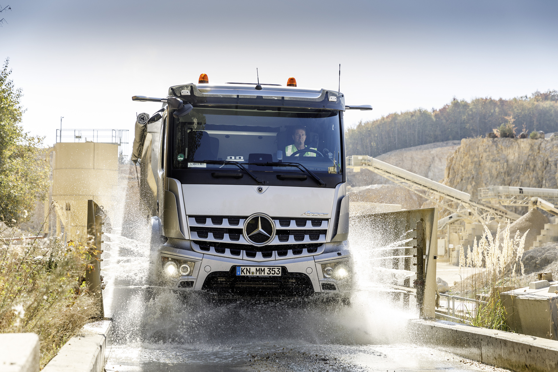 Das erweiterte Predictive Powertrain Control lässt sich jetzt auch im Überlandverkehr einsetzen und bringt einen klaren Verbrauchsvorteil selbst gegenüber erfahrenen und ortskundigen Fahrern. Der neue Mercedes-Benz Arocs auf der Bauma 2019: Erste Kundenstimmen zum neuen Mercedes-Benz Arocs - sicherer, vernetzter und effizienter auf dem Bau