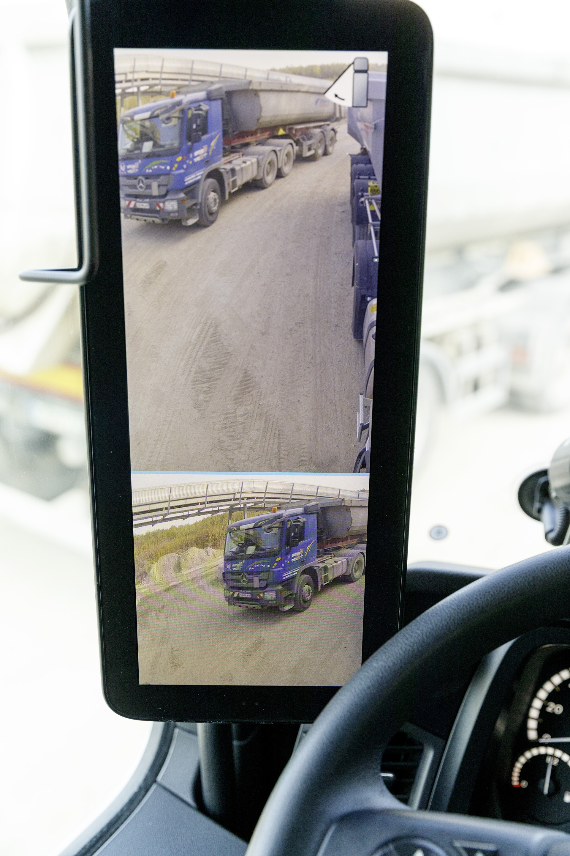 Alles im Blick mit der MirrorCam: Die beiden Displays an den A-Säulen geben dem Fahrer zusätzliche Informationen und erweitern das Sichtfeld an den A-Säulen vorbei. Der neue Mercedes-Benz Arocs auf der Bauma 2019: Erste Kundenstimmen zum neuen Mercedes-Benz Arocs - sicherer, vernetzter und effizienter auf dem Bau