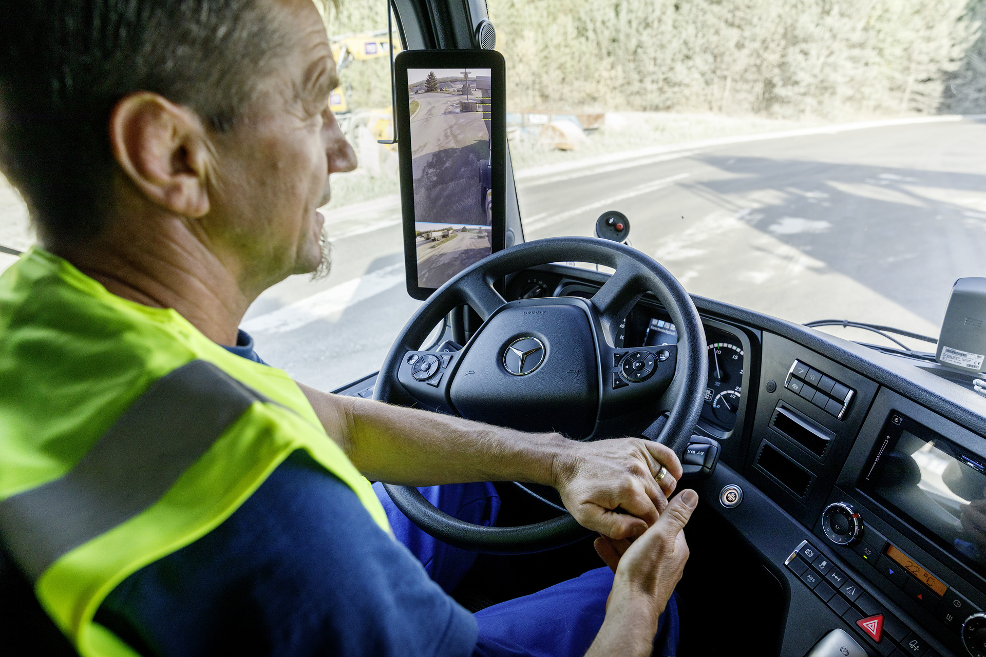 Alles im Blick mit der MirrorCam: Die beiden Displays an den A-Säulen geben dem Fahrer zusätzliche Informationen und erweitern das Sichtfeld an den A-Säulen vorbei. Der neue Mercedes-Benz Arocs auf der Bauma 2019: Erste Kundenstimmen zum neuen Mercedes-Benz Arocs - sicherer, vernetzter und effizienter auf dem Bau