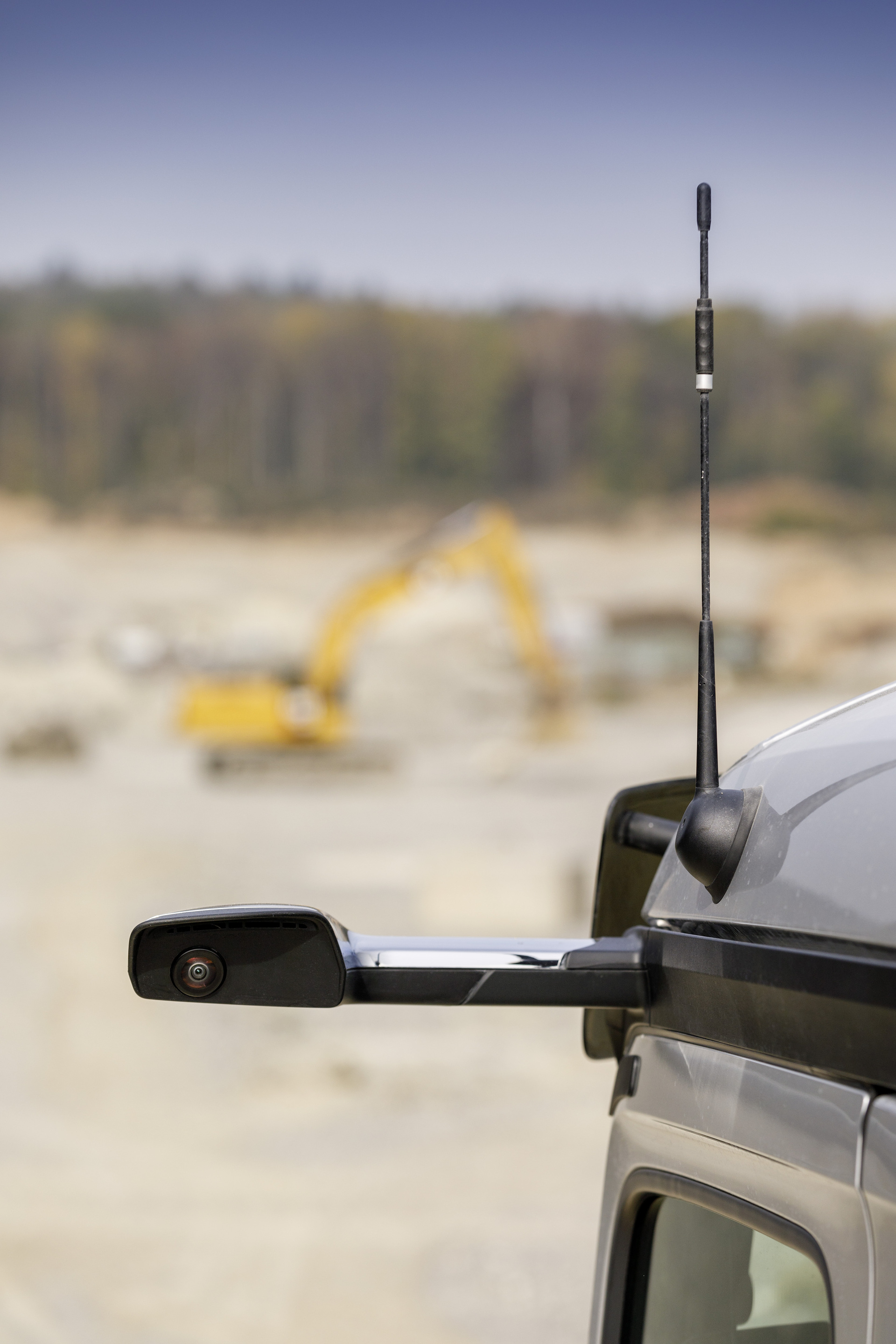 Alles im Blick mit der MirrorCam: Die beiden Displays an den A-Säulen geben dem Fahrer zusätzliche Informationen und erweitern das Sichtfeld an den A-Säulen vorbei. Der neue Mercedes-Benz Arocs auf der Bauma 2019: Erste Kundenstimmen zum neuen Mercedes-Benz Arocs - sicherer, vernetzter und effizienter auf dem Bau