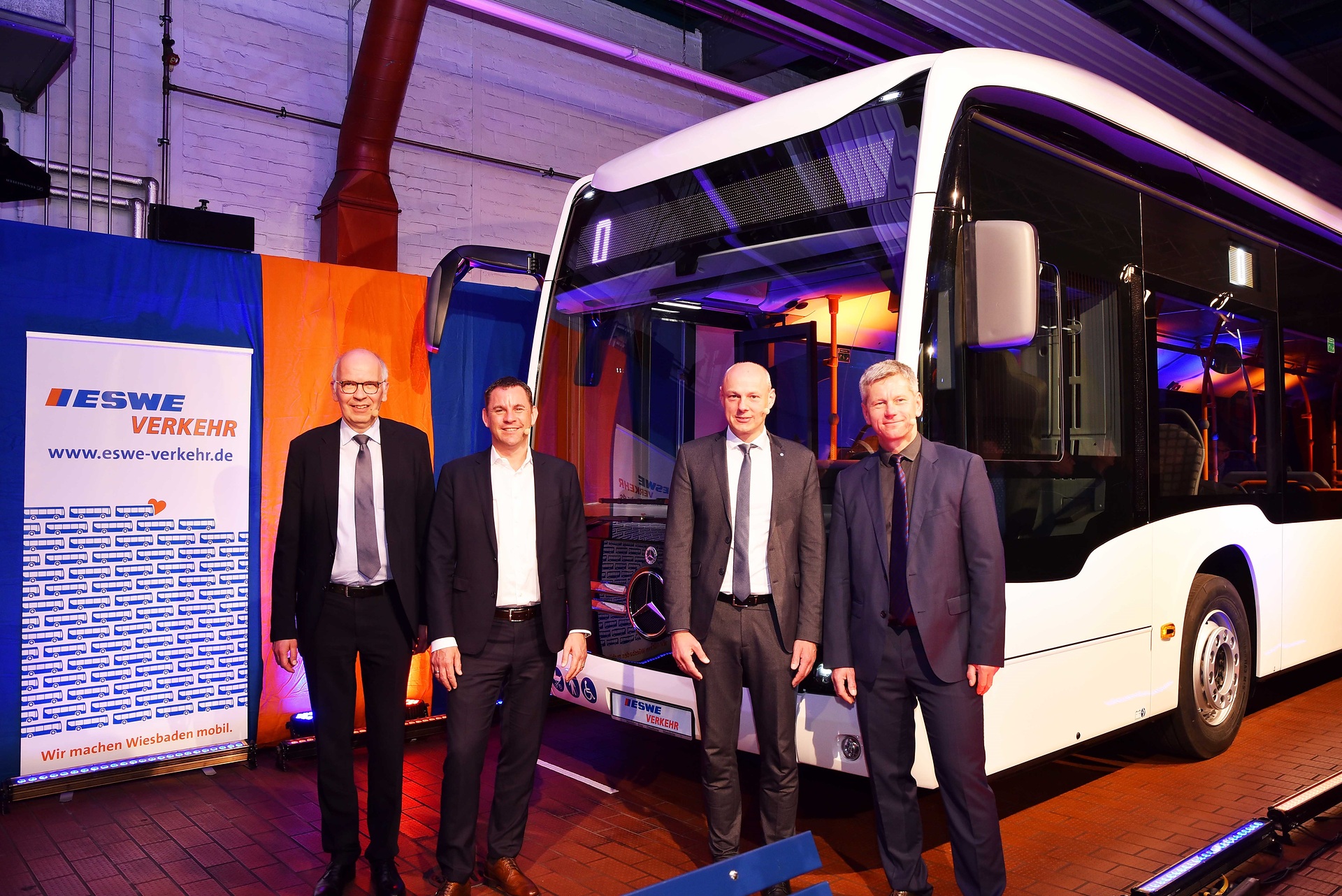 Der lokal emissionsfreie Mercedes-Benz eCitaro und die maßgeschneiderte Infrastruktur aus einer Hand: Von links nach rechts: Ulrich Bastert, Leiter Marketing, Sales and Customer Services Daimler Buses, Frank Gäfgen, Geschäftsführer ESWE Verkehr, Sven Gerich, Oberbürgermeister der Stadt Wiesbaden, und Andreas Kowohl, Verkehrsdezernent der Stadt Wiesbaden. Mercedes-Benz eCitaro