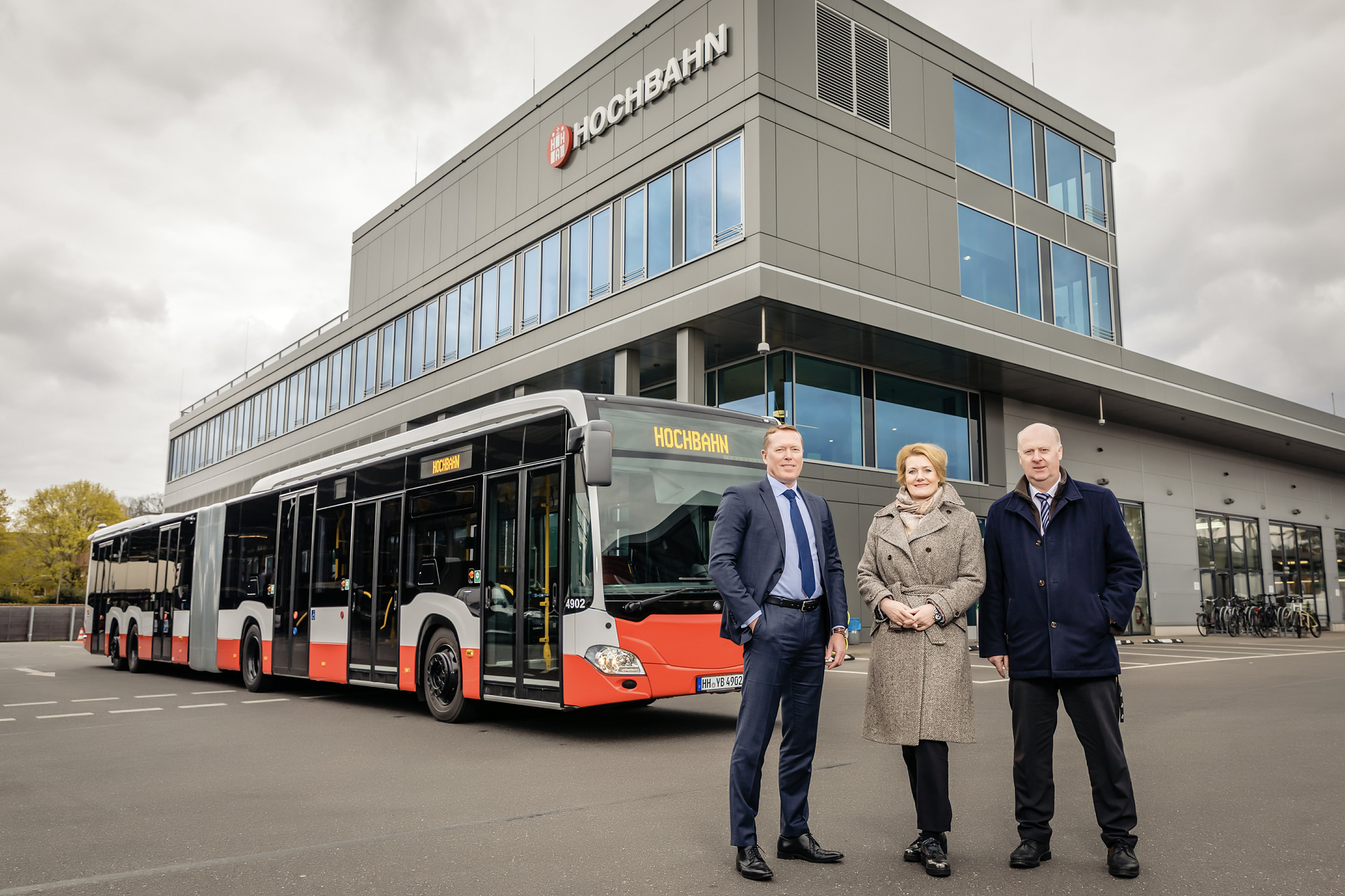 Mercedes-Benz CapaCity L: Riesen-Stadtbusse für Hamburg: Hamburger Hochbahn AG erhält 60 Großraum-Gelenkbusse Mercedes Benz CapaCity L