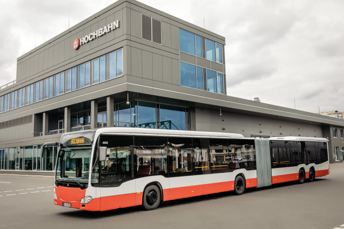 Mercedes-Benz CapaCity L: Riesen-Stadtbusse für Hamburg: Hamburger Hochbahn AG erhält 60 Großraum-Gelenkbusse Mercedes Benz CapaCity L