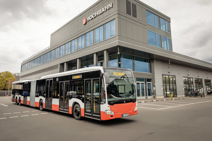 Mercedes-Benz CapaCity L: Riesen-Stadtbusse für Hamburg: Hamburger Hochbahn AG erhält 60 Großraum-Gelenkbusse Mercedes Benz CapaCity L