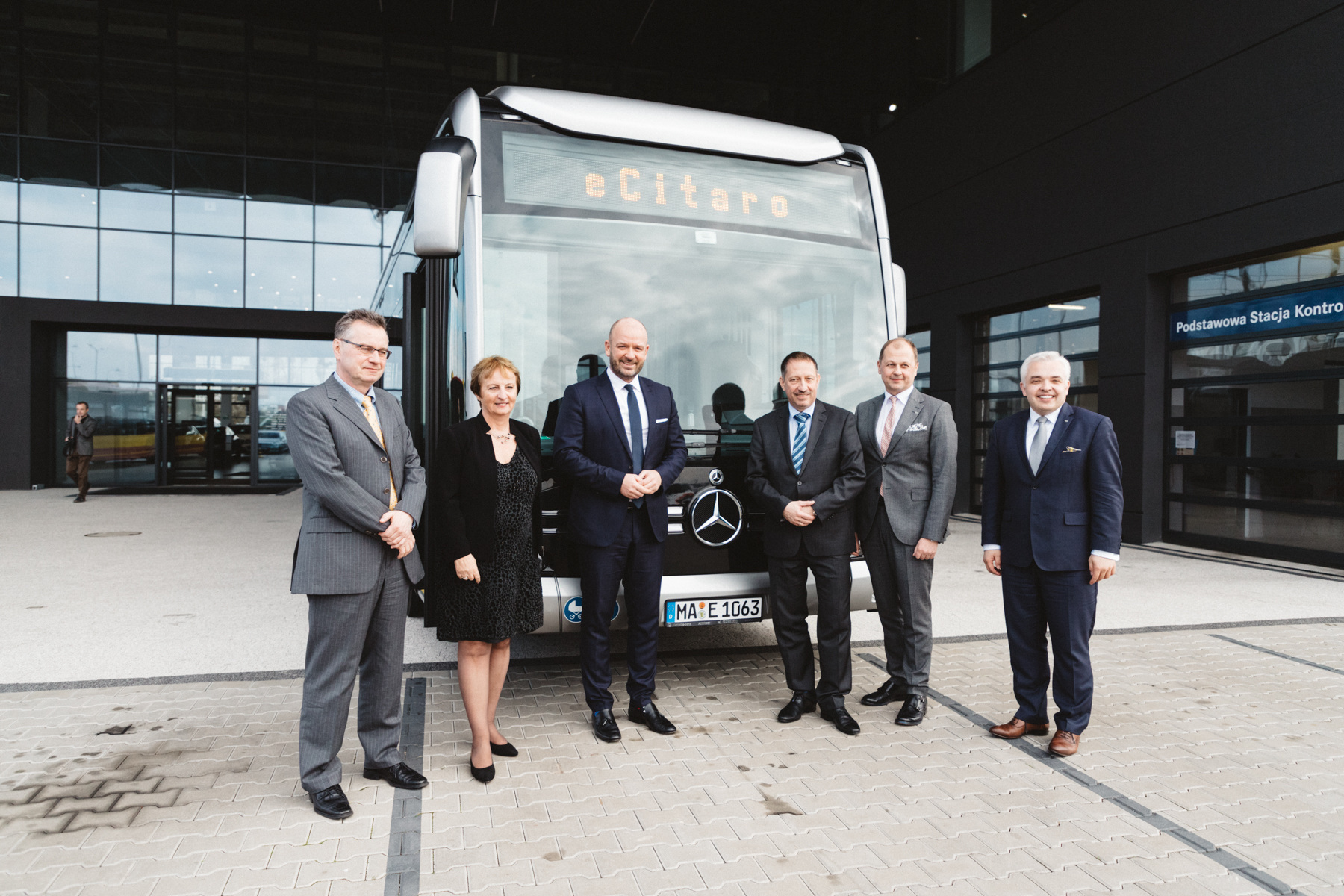 At the signing of the contract for 50 Mercedes-Benz Citaro G, representatives of the city of Wroclaw took the opportunity to have a closer look at the Mercedes-Benz eCitaro urban bus. From left to right: Janusz Ferdynus, CFO of EvoBus Polska; Jolanta Szczepanska, CEO of MPK Wroclaw (Wroclaw's transport company); Jacek Sutryk, Mayor of the City of Wroclaw; Roman Biondi, Head of Sales at Daimler Buses; Artur Konarski, CEO of EvoBus Polska; Adam Kempinski, Head of Sales for city buses at EvoBus Polska. Another big order in Poland: 50 Mercedes-Benz Citaro city buses for Wroclaw