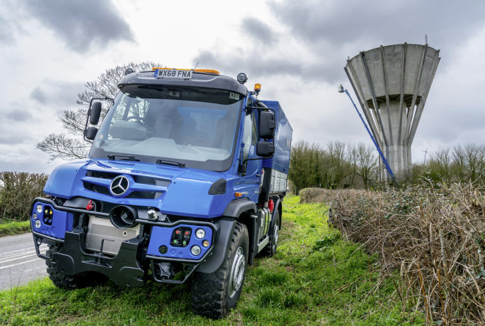 Unimog-Geräteträger – stark und flexibel auch in Großbritannien: Aus drei mach eins: Unimog U 530 senkt Unternehmenskosten