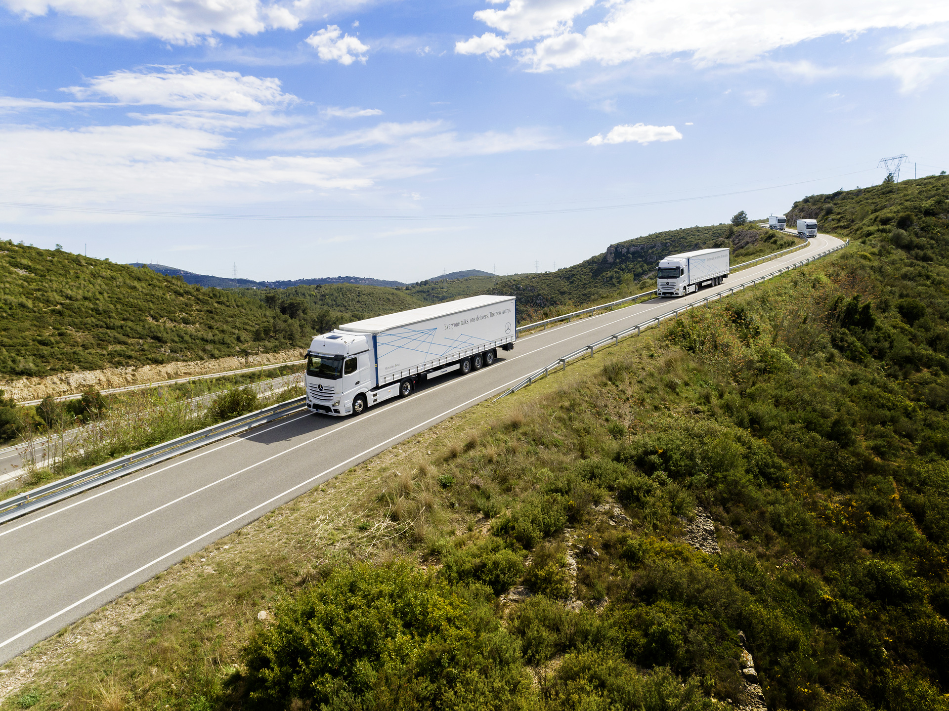 Im Vordergrund: Mercedes-Benz Actros 1851 LS 4x2, Exterieur, arktik-weiß, OM 471 Euro VI mit 375 kW (510 PS), 12,8 L Hubraum, 12-Gang Mercedes PowerShift 3, Active Brake Assist 5, Abstandshalte-Assistent, Verkehrszeichen-Assistent und Abbiege-Assistent, Spurhalte-Assistent, Stabilitätsregel-Assistent, Aufmerksamkeits-Assistent, Active Drive Assist, MirrorCam, Predictive Powertrain Control, BiXenon-Scheinwerfer, L-Fahrerhaus GigaSpace Mercedes-Benz Actros mit Active Brake Assist 5 und Abbiege-Assistent, Active Drive Assist, MirrorCam