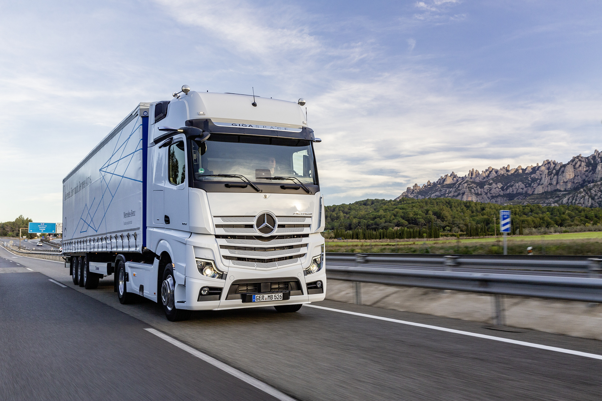 Mercedes-Benz Actros 1851 LS 4x2, Exterieur, arktik-weiß, OM 471 Euro VI mit 375 kW (510 PS), 12,8 L Hubraum, 12-Gang Mercedes PowerShift 3, Active Brake Assist 5, Abstandshalte-Assistent, Verkehrszeichen-Assistent und Abbiege-Assistent, Spurhalte-Assistent, Stabilitätsregel-Assistent, Aufmerksamkeits-Assistent, Active Drive Assist, MirrorCam, Predictive Powertrain Control, BiXenon-Scheinwerfer, L-Fahrerhaus GigaSpace Mercedes-Benz Actros mit Active Brake Assist 5 und Abbiege-Assistent, Active Drive Assist, MirrorCam