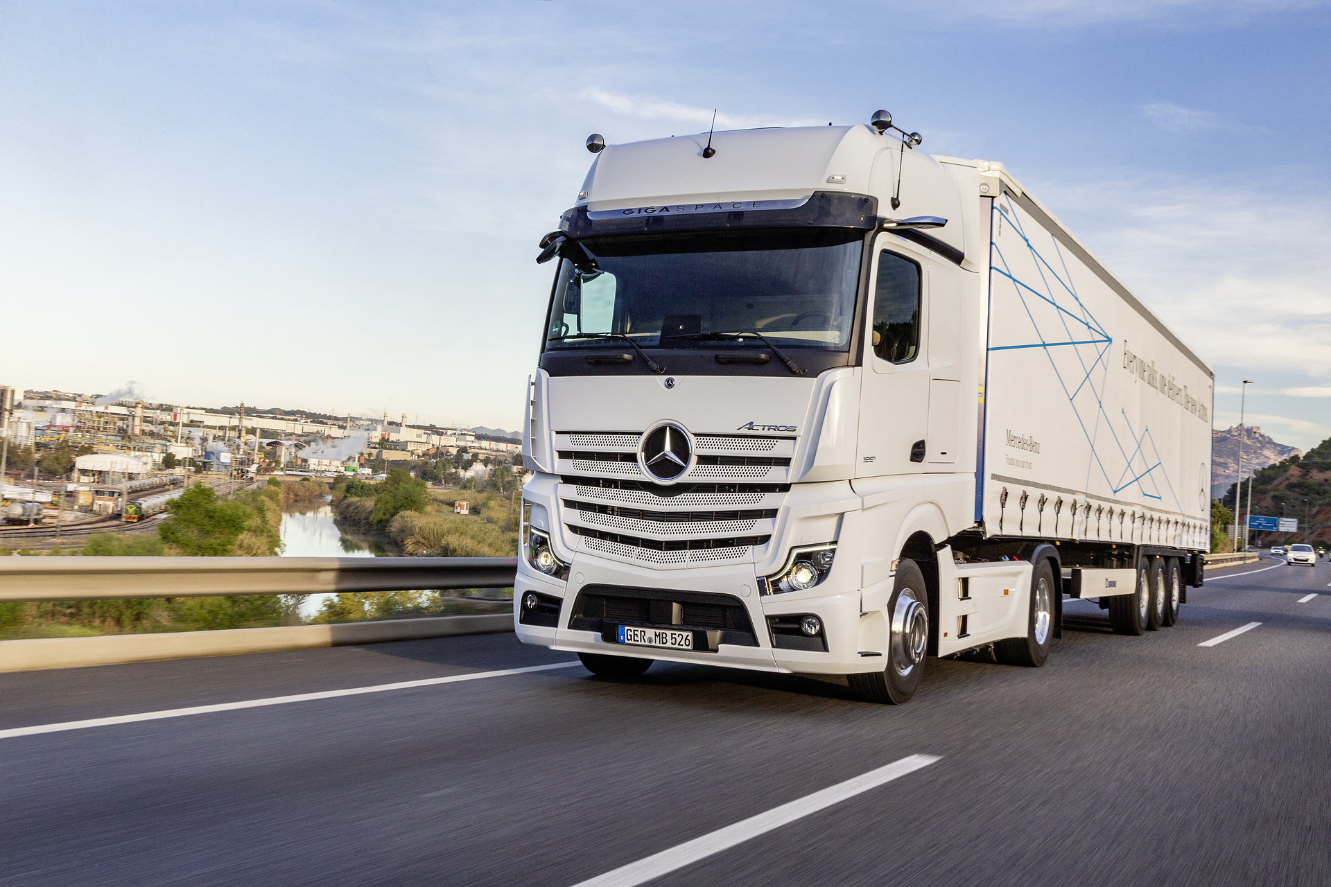 Mercedes-Benz Actros 1851 LS 4x2, Exterieur, arktik-weiß, OM 471 Euro VI mit 375 kW (510 PS), 12,8 L Hubraum, 12-Gang Mercedes PowerShift 3, Active Brake Assist 5, Abstandshalte-Assistent, Verkehrszeichen-Assistent und Abbiege-Assistent, Spurhalte-Assistent, Stabilitätsregel-Assistent, Aufmerksamkeits-Assistent, Active Drive Assist, MirrorCam, Predictive Powertrain Control, BiXenon-Scheinwerfer, L-Fahrerhaus GigaSpace Mercedes-Benz Actros mit Active Brake Assist 5 und Abbiege-Assistent, Active Drive Assist, MirrorCam