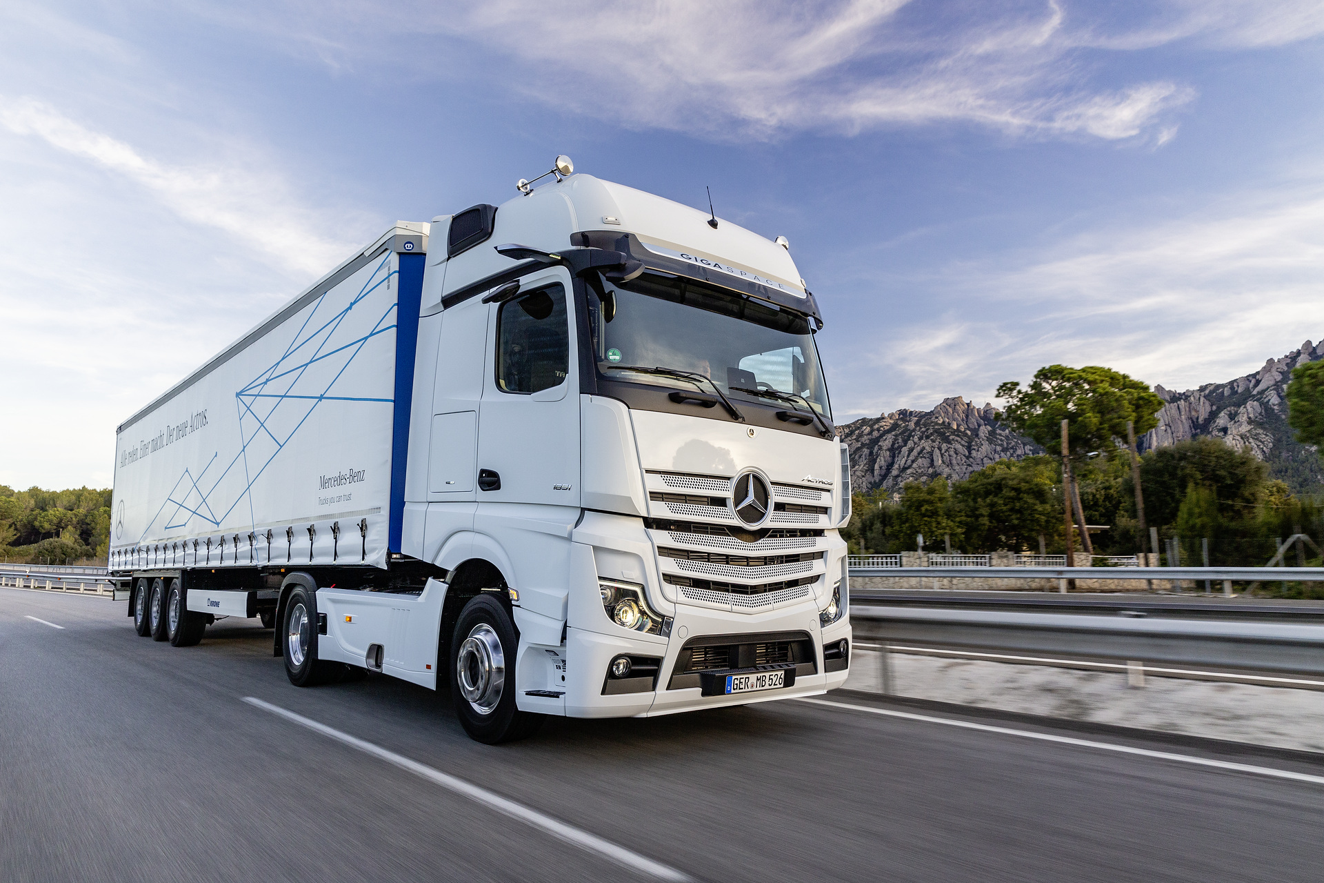 Mercedes-Benz Actros 1851 LS 4x2, Exterieur, arktik-weiß, OM 471 Euro VI mit 375 kW (510 PS), 12,8 L Hubraum, 12-Gang Mercedes PowerShift 3, Active Brake Assist 5, Abstandshalte-Assistent, Verkehrszeichen-Assistent und Abbiege-Assistent, Spurhalte-Assistent, Stabilitätsregel-Assistent, Aufmerksamkeits-Assistent, Active Drive Assist, MirrorCam, Predictive Powertrain Control, BiXenon-Scheinwerfer, L-Fahrerhaus GigaSpace Mercedes-Benz Actros mit Active Brake Assist 5 und Abbiege-Assistent, Active Drive Assist, MirrorCam