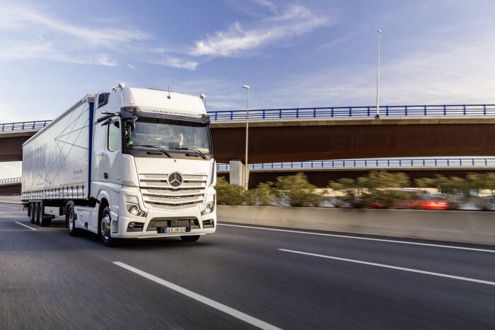 Mercedes-Benz Actros mit Active Brake Assist 5 und Abbiege-Assistent, Active Drive Assist, MirrorCam