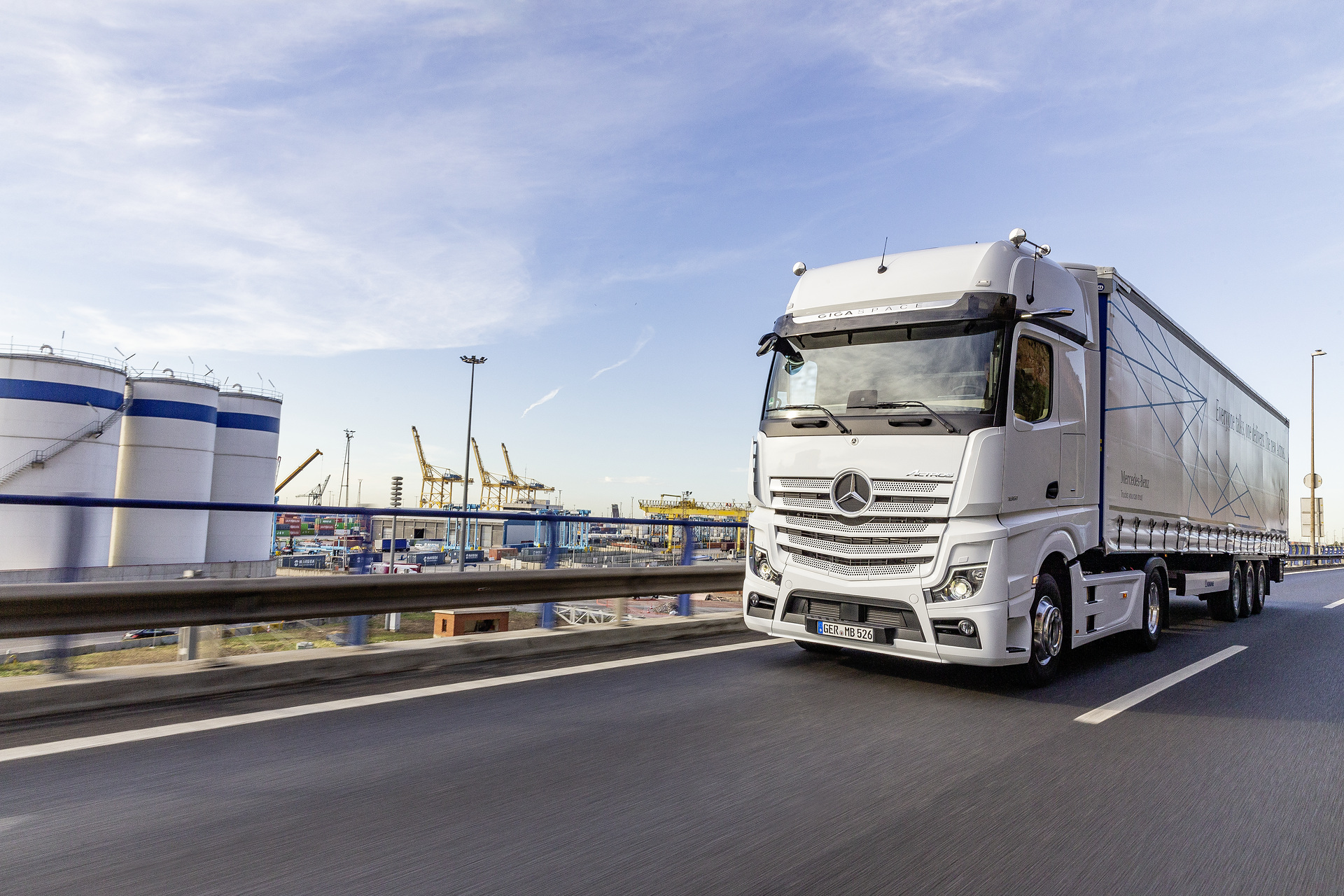 Mercedes-Benz Actros 1851 LS 4x2, Exterieur, arktik-weiß, OM 471 Euro VI mit 375 kW (510 PS), 12,8 L Hubraum, 12-Gang Mercedes PowerShift 3, Active Brake Assist 5, Abstandshalte-Assistent, Verkehrszeichen-Assistent und Abbiege-Assistent, Spurhalte-Assistent, Stabilitätsregel-Assistent, Aufmerksamkeits-Assistent, Active Drive Assist, MirrorCam, Predictive Powertrain Control, BiXenon-Scheinwerfer, L-Fahrerhaus GigaSpace Mercedes-Benz Actros mit Active Brake Assist 5 und Abbiege-Assistent, Active Drive Assist, MirrorCam