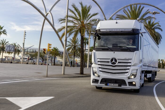 Mercedes-Benz Actros with Active Brake Assist 5 and Sideguard Assist, Active Drive Assist, MirrorCam