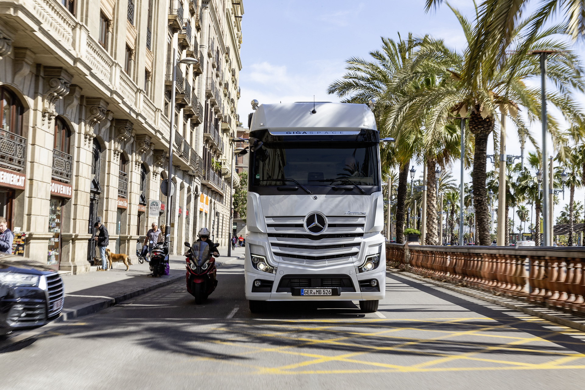 Mercedes-Benz Actros mit Active Brake Assist 5 und Abbiege-Assistent, Active Drive Assist, MirrorCam