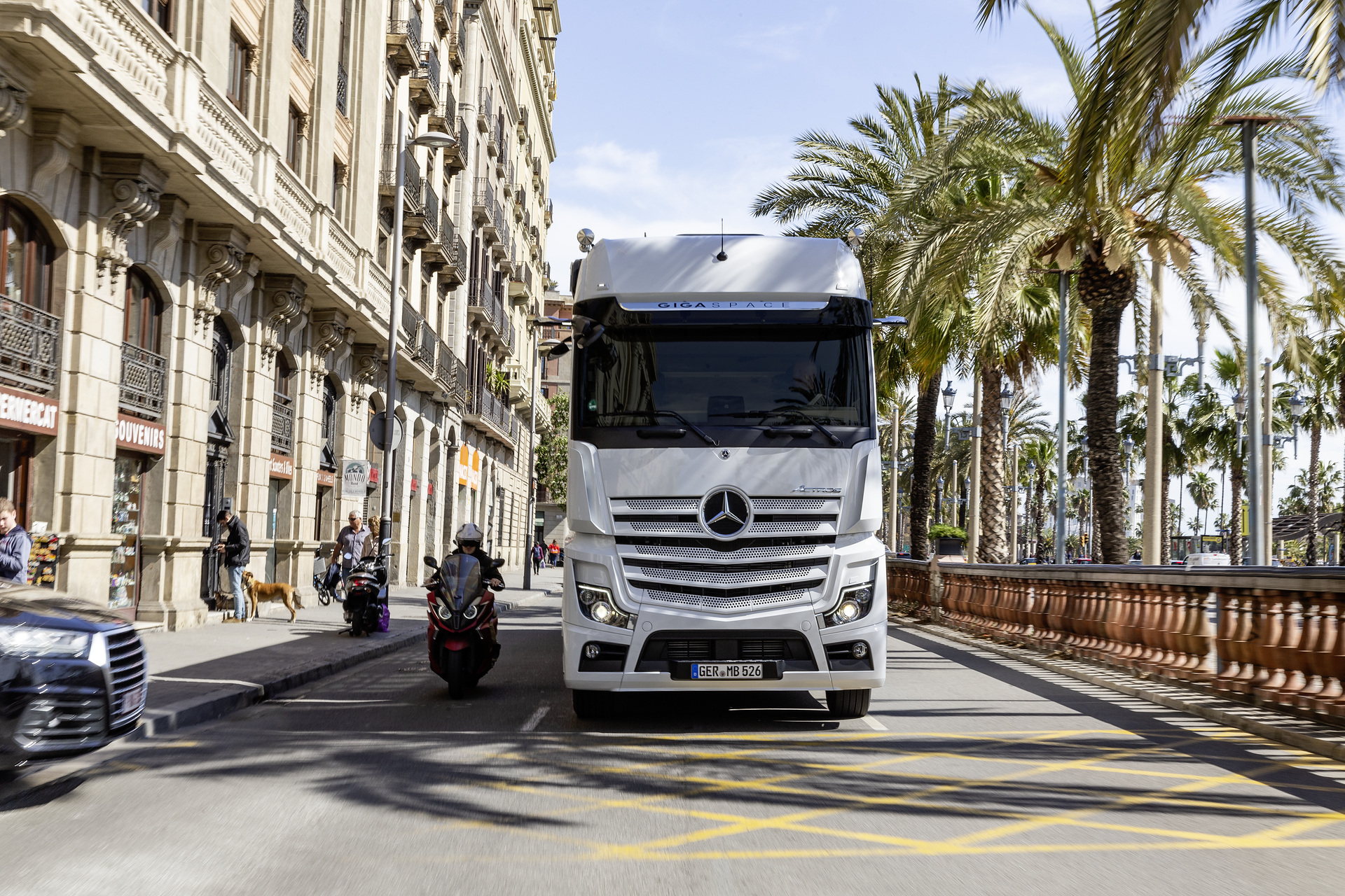 Mercedes-Benz Actros 1851 LS 4x2, Exterieur, arktik-weiß, OM 471 Euro VI mit 375 kW (510 PS), 12,8 L Hubraum, 12-Gang Mercedes PowerShift 3, Active Brake Assist 5, Abstandshalte-Assistent, Verkehrszeichen-Assistent und Abbiege-Assistent, Spurhalte-Assistent, Stabilitätsregel-Assistent, Aufmerksamkeits-Assistent, Active Drive Assist, MirrorCam, Predictive Powertrain Control, BiXenon-Scheinwerfer, L-Fahrerhaus GigaSpace Mercedes-Benz Actros mit Active Brake Assist 5 und Abbiege-Assistent, Active Drive Assist, MirrorCam
