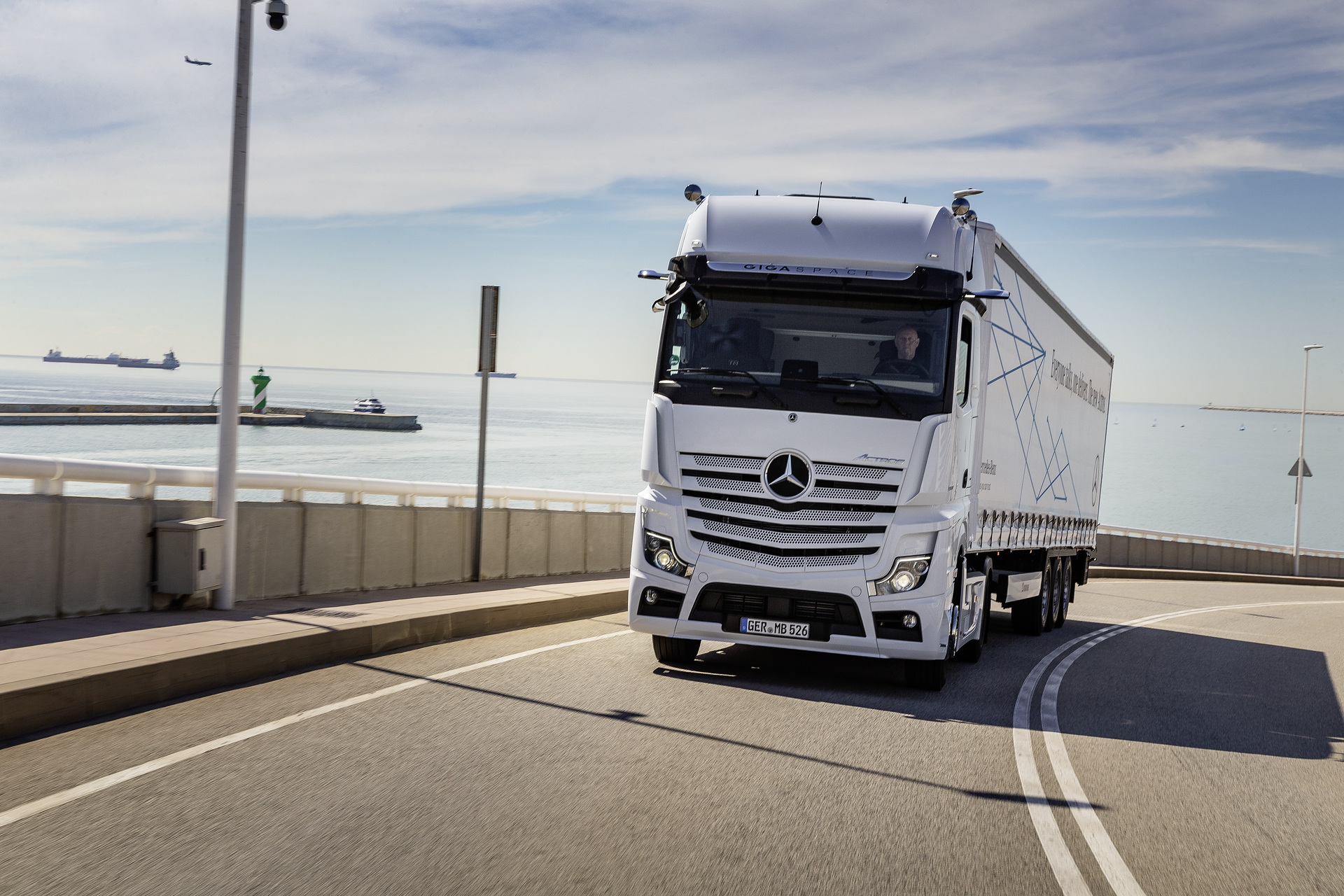 Mercedes-Benz Actros 1851 LS 4x2, Exterieur, arktik-weiß, OM 471 Euro VI mit 375 kW (510 PS), 12,8 L Hubraum, 12-Gang Mercedes PowerShift 3, Active Brake Assist 5, Abstandshalte-Assistent, Verkehrszeichen-Assistent und Abbiege-Assistent, Spurhalte-Assistent, Stabilitätsregel-Assistent, Aufmerksamkeits-Assistent, Active Drive Assist, MirrorCam, Predictive Powertrain Control, BiXenon-Scheinwerfer, L-Fahrerhaus GigaSpace Mercedes-Benz Actros mit Active Brake Assist 5 und Abbiege-Assistent, Active Drive Assist, MirrorCam