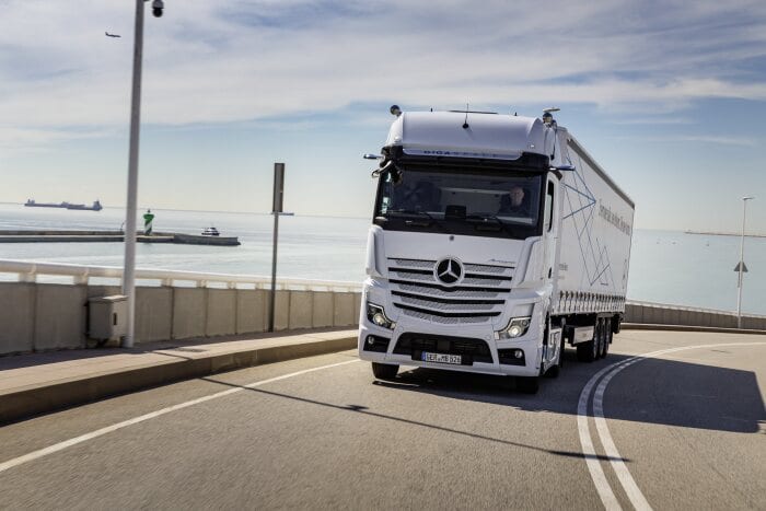 Mercedes-Benz Actros mit Active Brake Assist 5 und Abbiege-Assistent, Active Drive Assist, MirrorCam