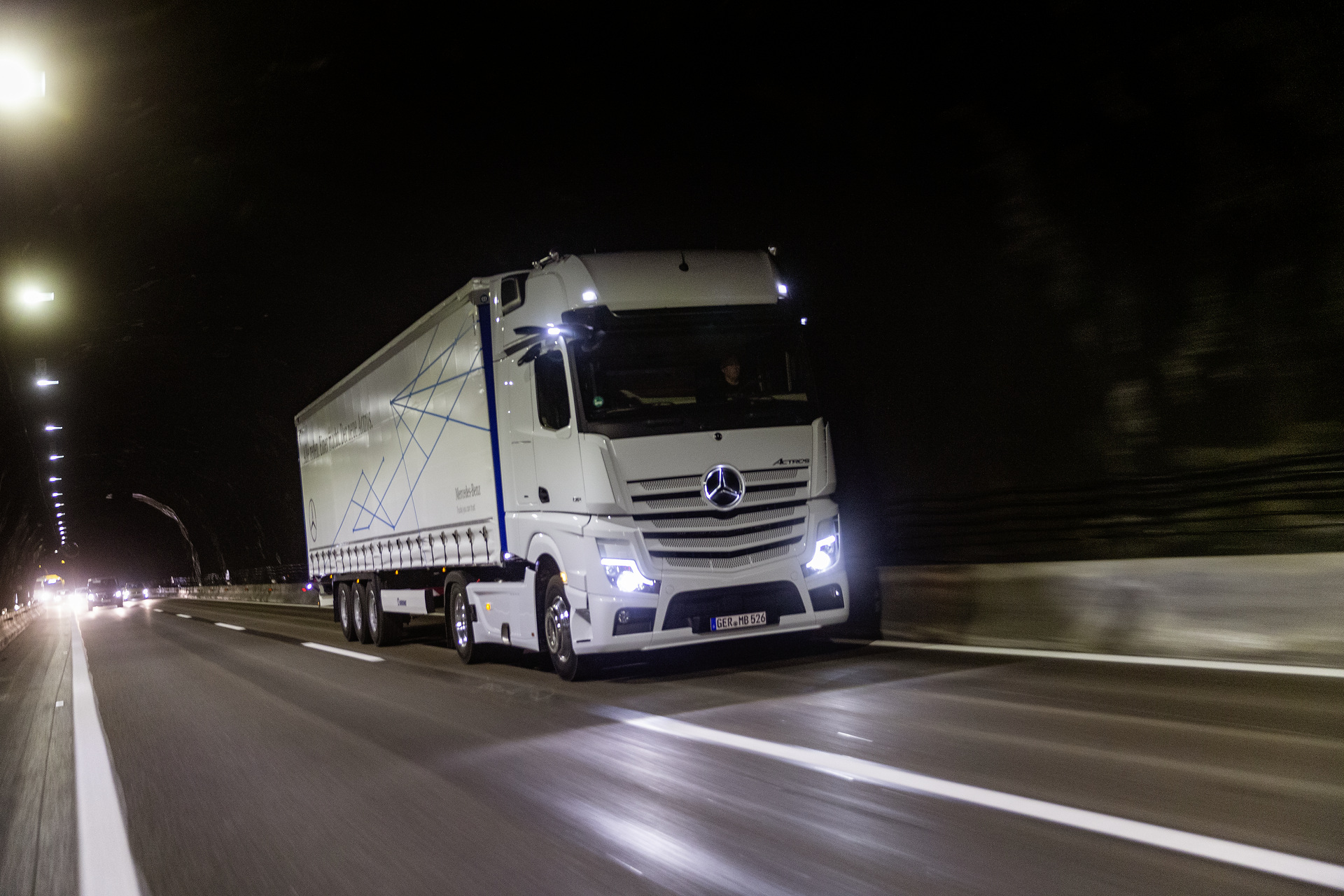 Mercedes-Benz Actros 1851 LS 4x2, Exterieur, arktik-weiß, OM 471 Euro VI mit 375 kW (510 PS), 12,8 L Hubraum, 12-Gang Mercedes PowerShift 3, Active Brake Assist 5, Abstandshalte-Assistent, Verkehrszeichen-Assistent und Abbiege-Assistent, Spurhalte-Assistent, Stabilitätsregel-Assistent, Aufmerksamkeits-Assistent, Active Drive Assist, MirrorCam, Predictive Powertrain Control, BiXenon-Scheinwerfer, L-Fahrerhaus GigaSpace Mercedes-Benz Actros mit Active Brake Assist 5 und Abbiege-Assistent, Active Drive Assist, MirrorCam