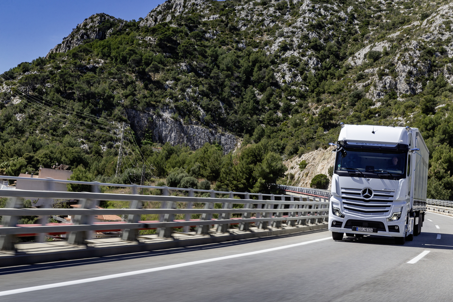Mercedes-Benz Actros 1851 LS 4x2, Exterieur, arktik-weiß, OM 471 Euro VI mit 375 kW (510 PS), 12,8 L Hubraum, 12-Gang Mercedes PowerShift 3, Active Brake Assist 5, Abstandshalte-Assistent, Verkehrszeichen-Assistent und Abbiege-Assistent, Spurhalte-Assistent, Stabilitätsregel-Assistent, Aufmerksamkeits-Assistent, Active Drive Assist, MirrorCam, Predictive Powertrain Control, BiXenon-Scheinwerfer, L-Fahrerhaus GigaSpace Mercedes-Benz Actros mit Active Brake Assist 5 und Abbiege-Assistent, Active Drive Assist, MirrorCam