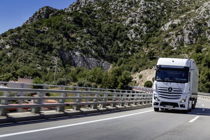 Mercedes-Benz Actros with Active Brake Assist 5 and Sideguard Assist, Active Drive Assist, MirrorCam