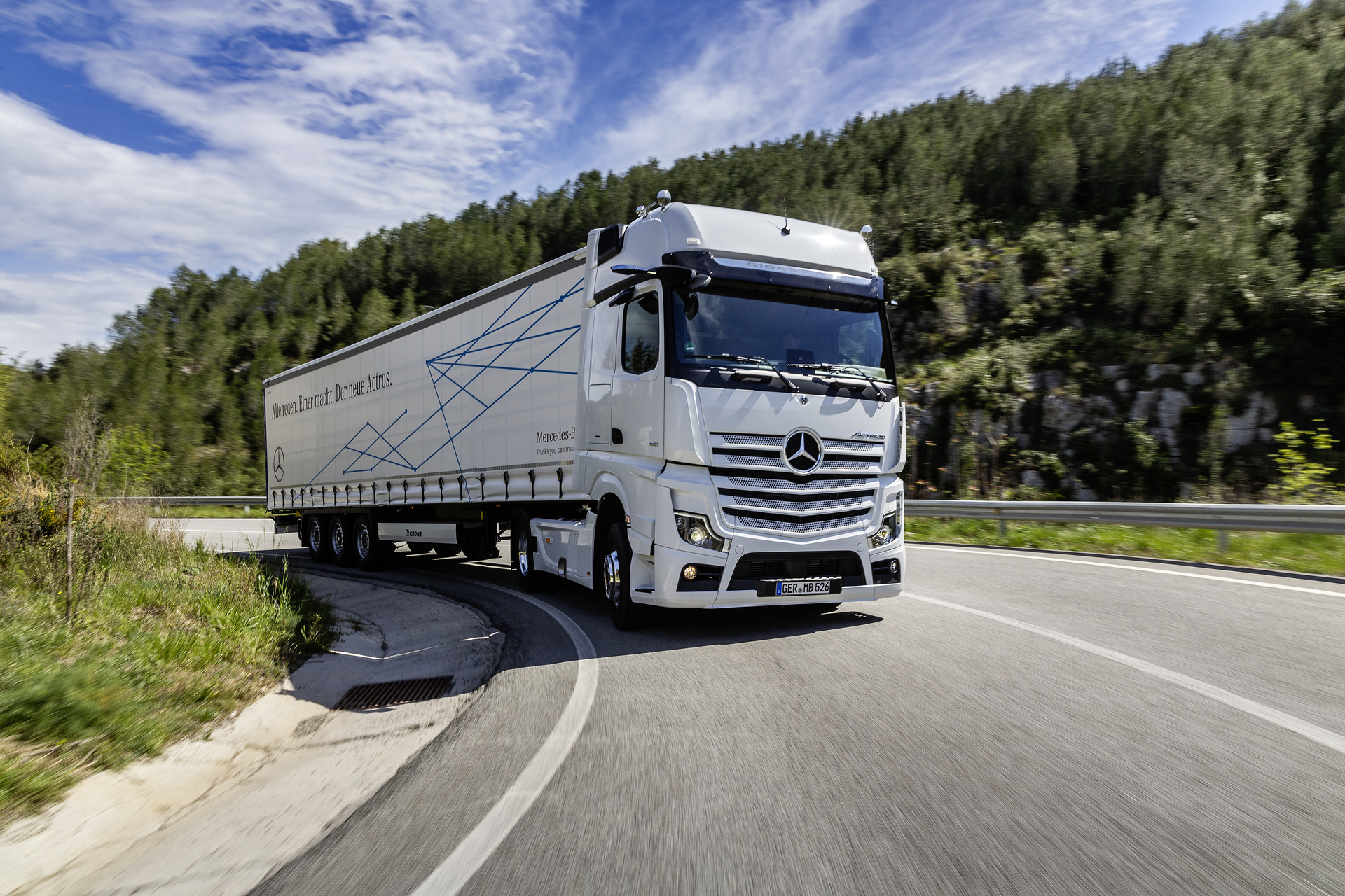 Mercedes-Benz Actros 1851 LS 4x2, Exterieur, arktik-weiß, OM 471 Euro VI mit 375 kW (510 PS), 12,8 L Hubraum, 12-Gang Mercedes PowerShift 3, Active Brake Assist 5, Abstandshalte-Assistent, Verkehrszeichen-Assistent und Abbiege-Assistent, Spurhalte-Assistent, Stabilitätsregel-Assistent, Aufmerksamkeits-Assistent, Active Drive Assist, MirrorCam, Predictive Powertrain Control, BiXenon-Scheinwerfer, L-Fahrerhaus GigaSpace Mercedes-Benz Actros mit Active Brake Assist 5 und Abbiege-Assistent, Active Drive Assist, MirrorCam