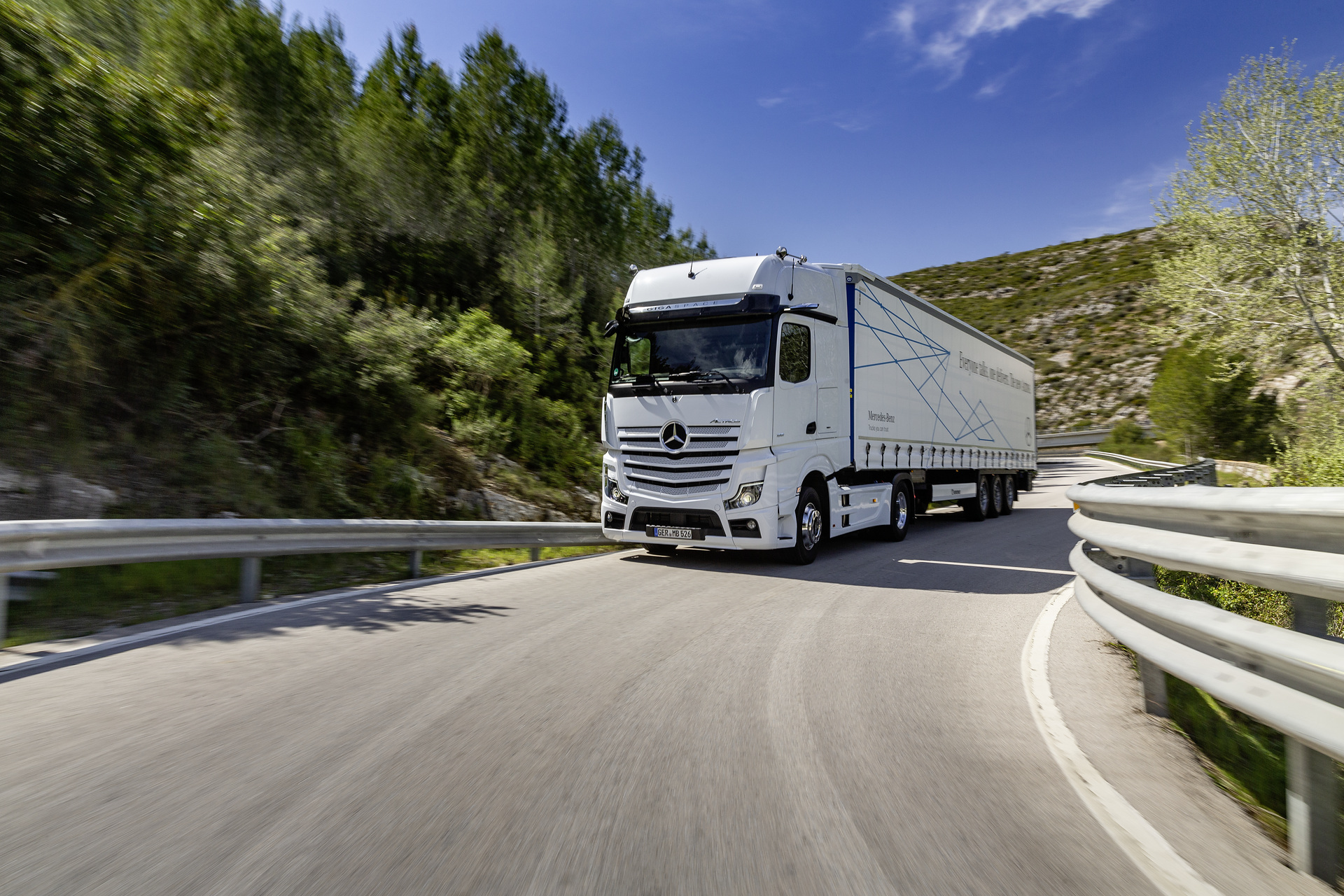 Mercedes-Benz Actros 1851 LS 4x2, Exterieur, arktik-weiß, OM 471 Euro VI mit 375 kW (510 PS), 12,8 L Hubraum, 12-Gang Mercedes PowerShift 3, Active Brake Assist 5, Abstandshalte-Assistent, Verkehrszeichen-Assistent und Abbiege-Assistent, Spurhalte-Assistent, Stabilitätsregel-Assistent, Aufmerksamkeits-Assistent, Active Drive Assist, MirrorCam, Predictive Powertrain Control, BiXenon-Scheinwerfer, L-Fahrerhaus GigaSpace Mercedes-Benz Actros mit Active Brake Assist 5 und Abbiege-Assistent, Active Drive Assist, MirrorCam
