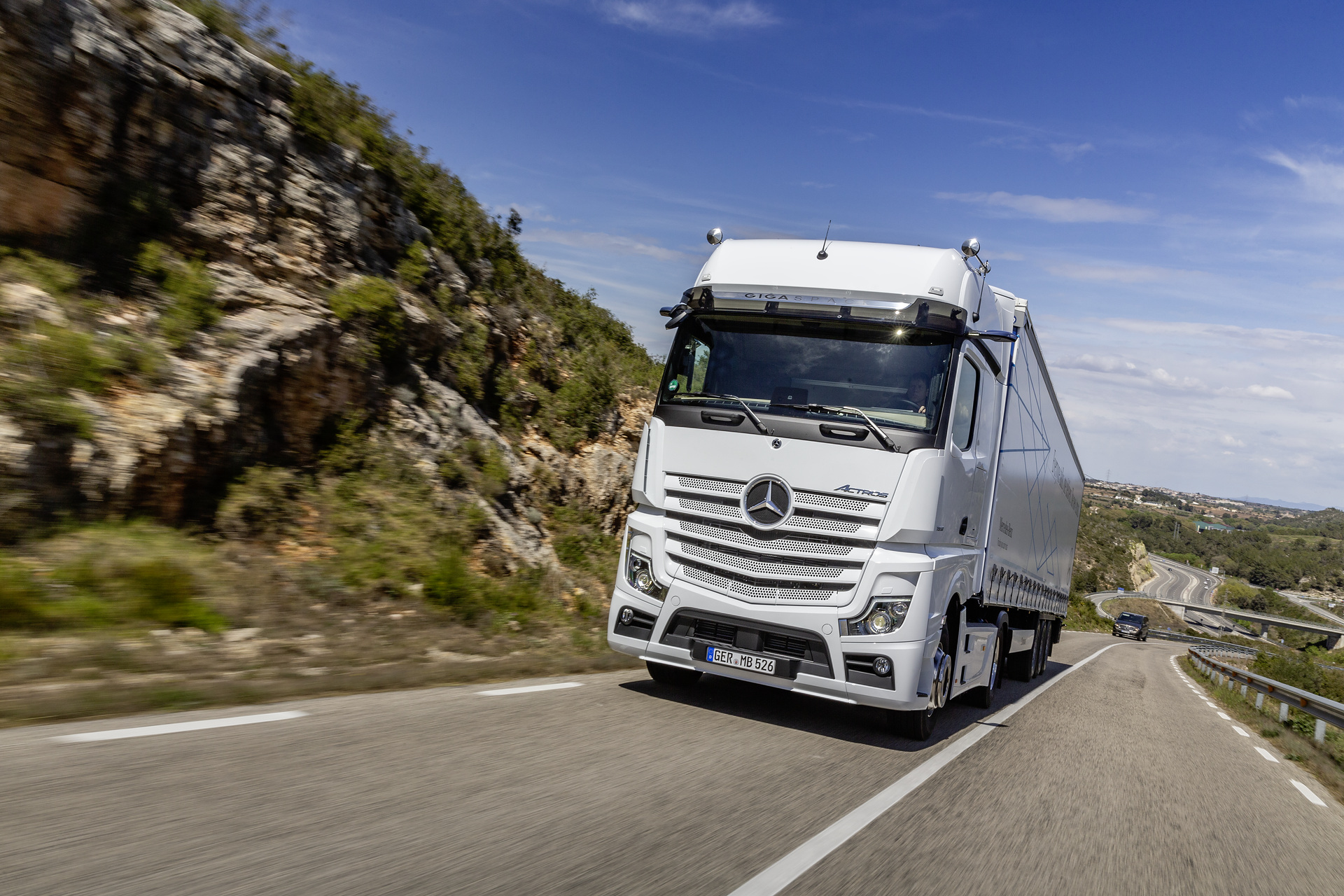 Mercedes-Benz Actros 1851 LS 4x2, Exterieur, arktik-weiß, OM 471 Euro VI mit 375 kW (510 PS), 12,8 L Hubraum, 12-Gang Mercedes PowerShift 3, Active Brake Assist 5, Abstandshalte-Assistent, Verkehrszeichen-Assistent und Abbiege-Assistent, Spurhalte-Assistent, Stabilitätsregel-Assistent, Aufmerksamkeits-Assistent, Active Drive Assist, MirrorCam, Predictive Powertrain Control, BiXenon-Scheinwerfer, L-Fahrerhaus GigaSpace Mercedes-Benz Actros mit Active Brake Assist 5 und Abbiege-Assistent, Active Drive Assist, MirrorCam