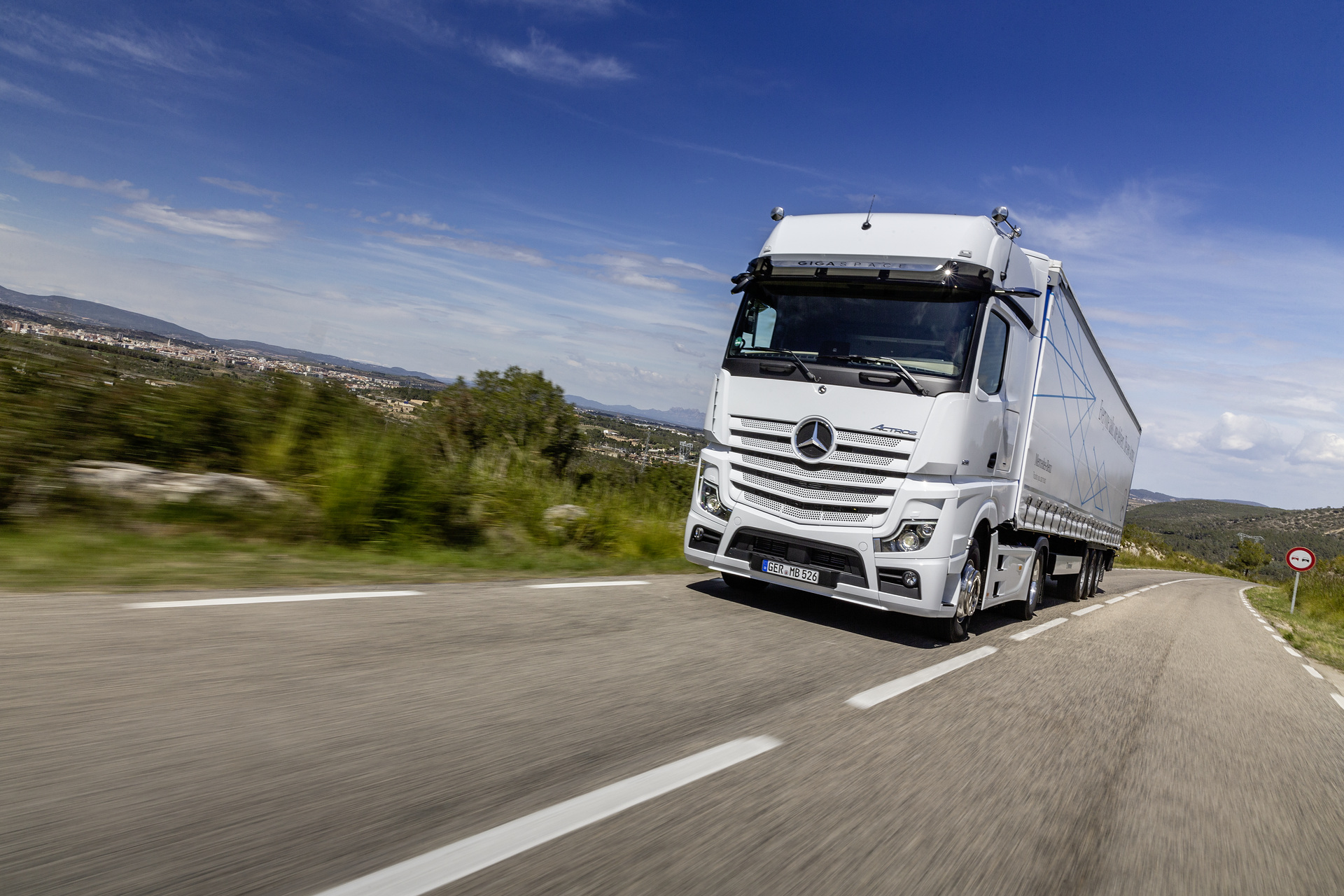 Mercedes-Benz Actros with Active Brake Assist 5 and Sideguard Assist, Active Drive Assist, MirrorCam