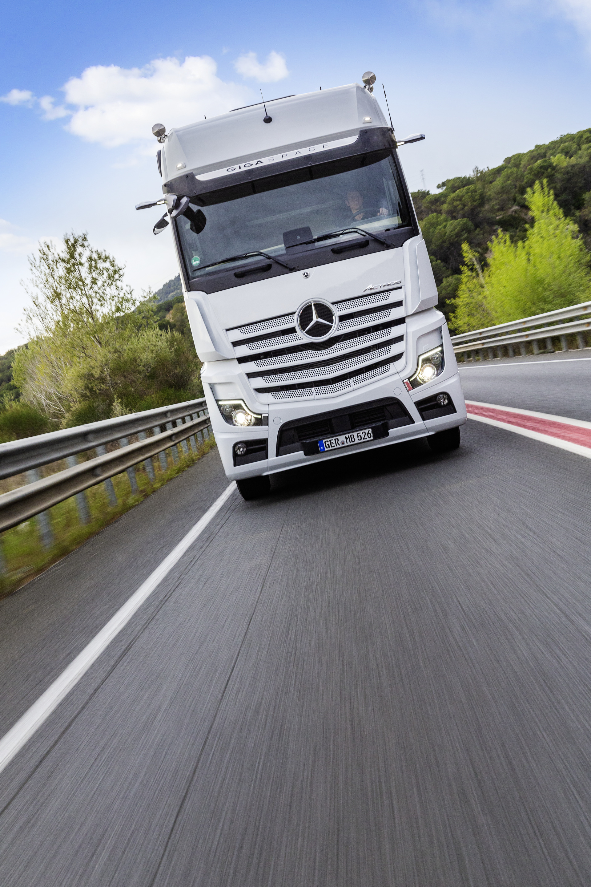 Mercedes-Benz Actros with Active Brake Assist 5 and Sideguard Assist, Active Drive Assist, MirrorCam