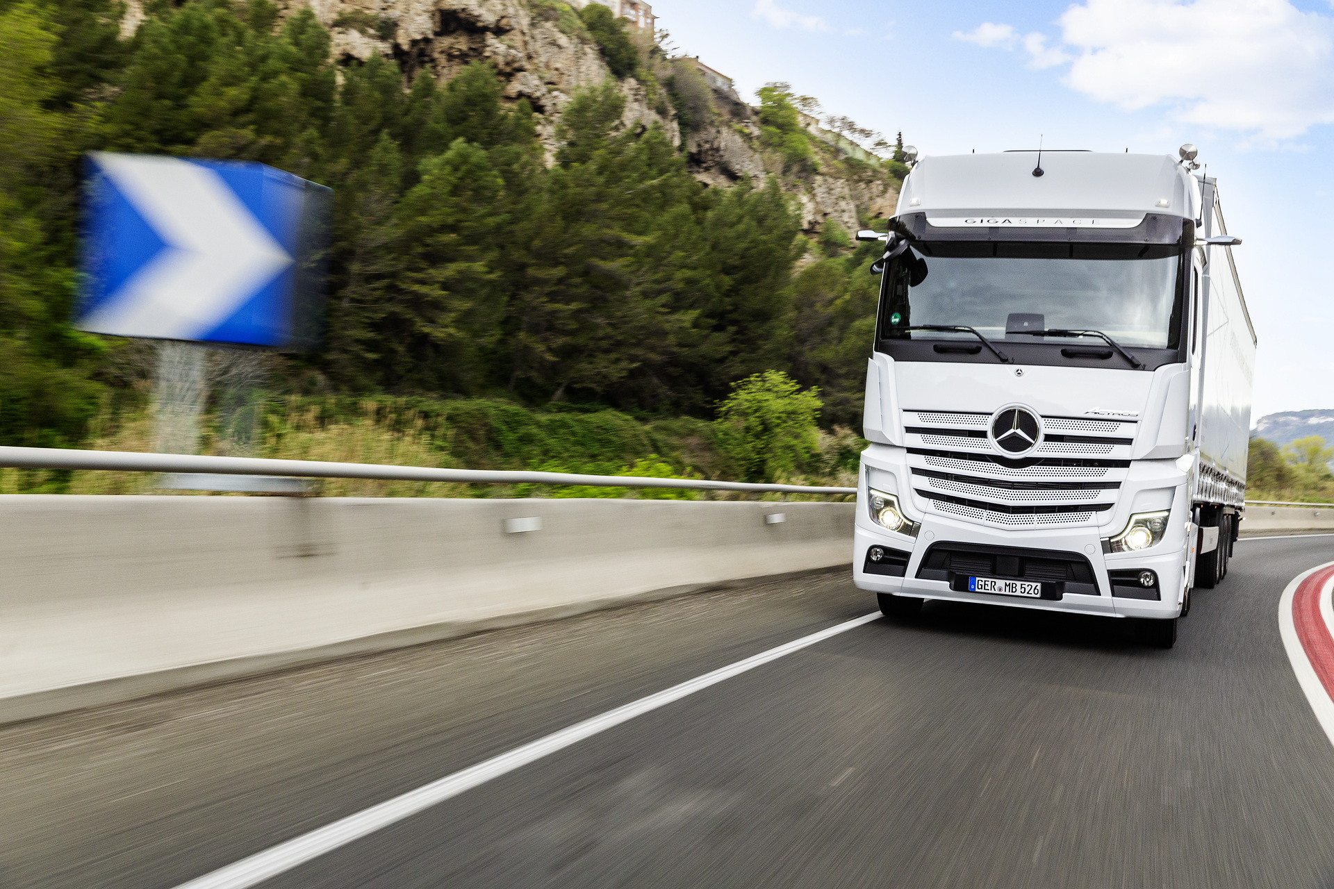 Mercedes-Benz Actros 1851 LS 4x2, Exterieur, arktik-weiß, OM 471 Euro VI mit 375 kW (510 PS), 12,8 L Hubraum, 12-Gang Mercedes PowerShift 3, Active Brake Assist 5, Abstandshalte-Assistent, Verkehrszeichen-Assistent und Abbiege-Assistent, Spurhalte-Assistent, Stabilitätsregel-Assistent, Aufmerksamkeits-Assistent, Active Drive Assist, MirrorCam, Predictive Powertrain Control, BiXenon-Scheinwerfer, L-Fahrerhaus GigaSpace Mercedes-Benz Actros mit Active Brake Assist 5 und Abbiege-Assistent, Active Drive Assist, MirrorCam