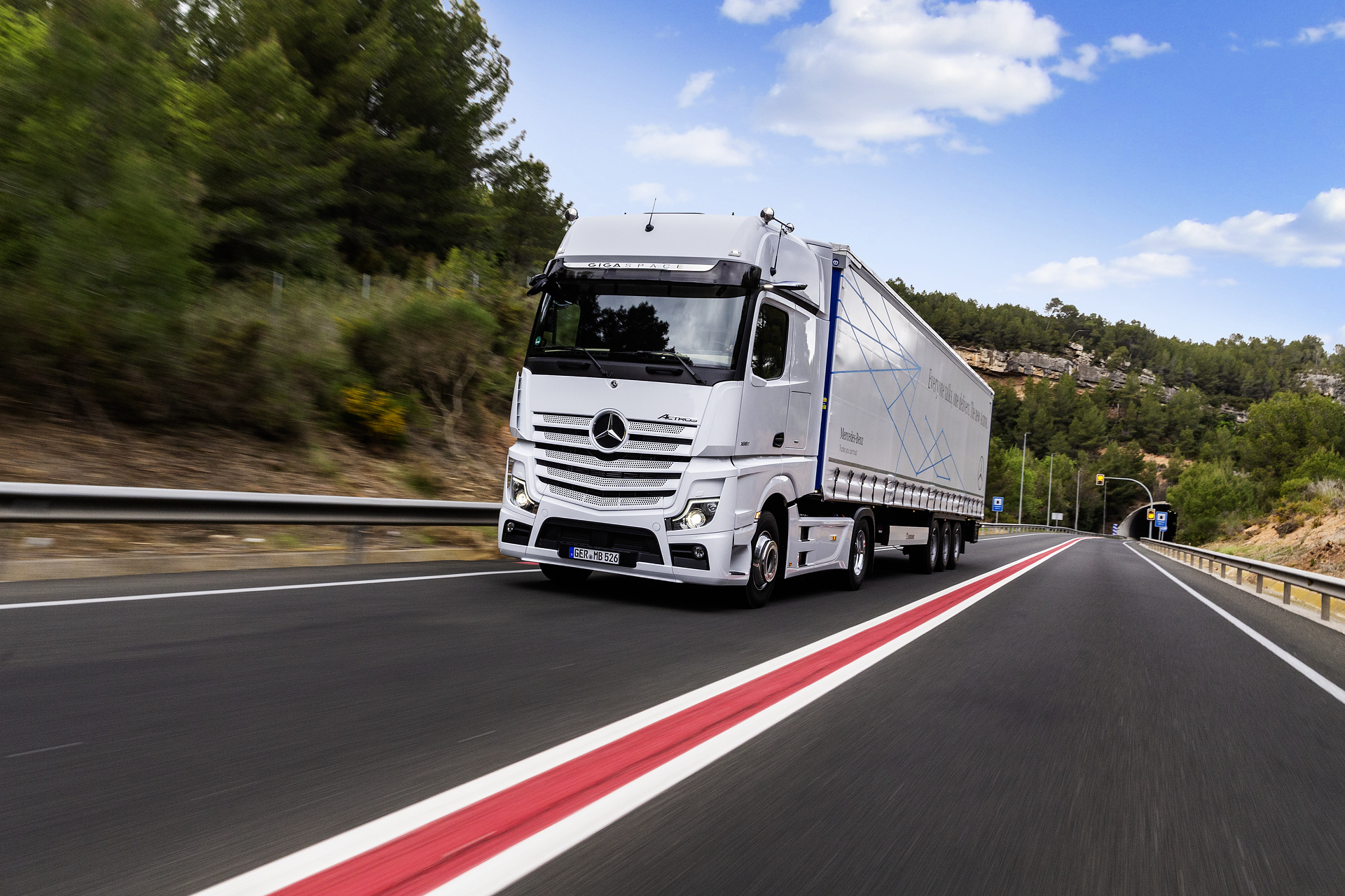 Mercedes-Benz Actros 1851 LS 4x2, Exterieur, arktik-weiß, OM 471 Euro VI mit 375 kW (510 PS), 12,8 L Hubraum, 12-Gang Mercedes PowerShift 3, Active Brake Assist 5, Abstandshalte-Assistent, Verkehrszeichen-Assistent und Abbiege-Assistent, Spurhalte-Assistent, Stabilitätsregel-Assistent, Aufmerksamkeits-Assistent, Active Drive Assist, MirrorCam, Predictive Powertrain Control, BiXenon-Scheinwerfer, L-Fahrerhaus GigaSpace Mercedes-Benz Actros mit Active Brake Assist 5 und Abbiege-Assistent, Active Drive Assist, MirrorCam