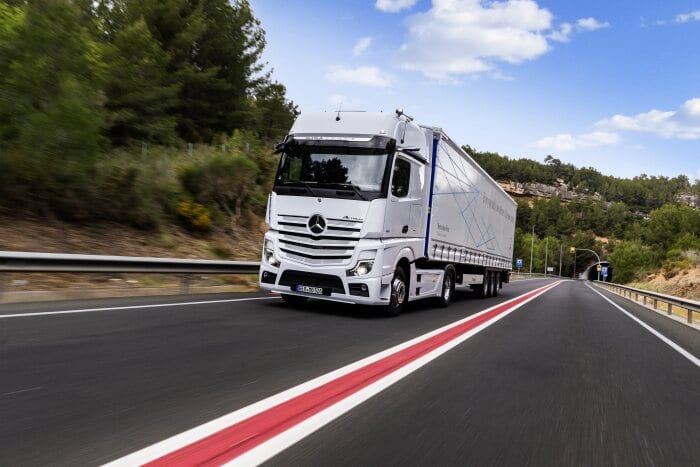 Mercedes-Benz Actros mit Active Brake Assist 5 und Abbiege-Assistent, Active Drive Assist, MirrorCam