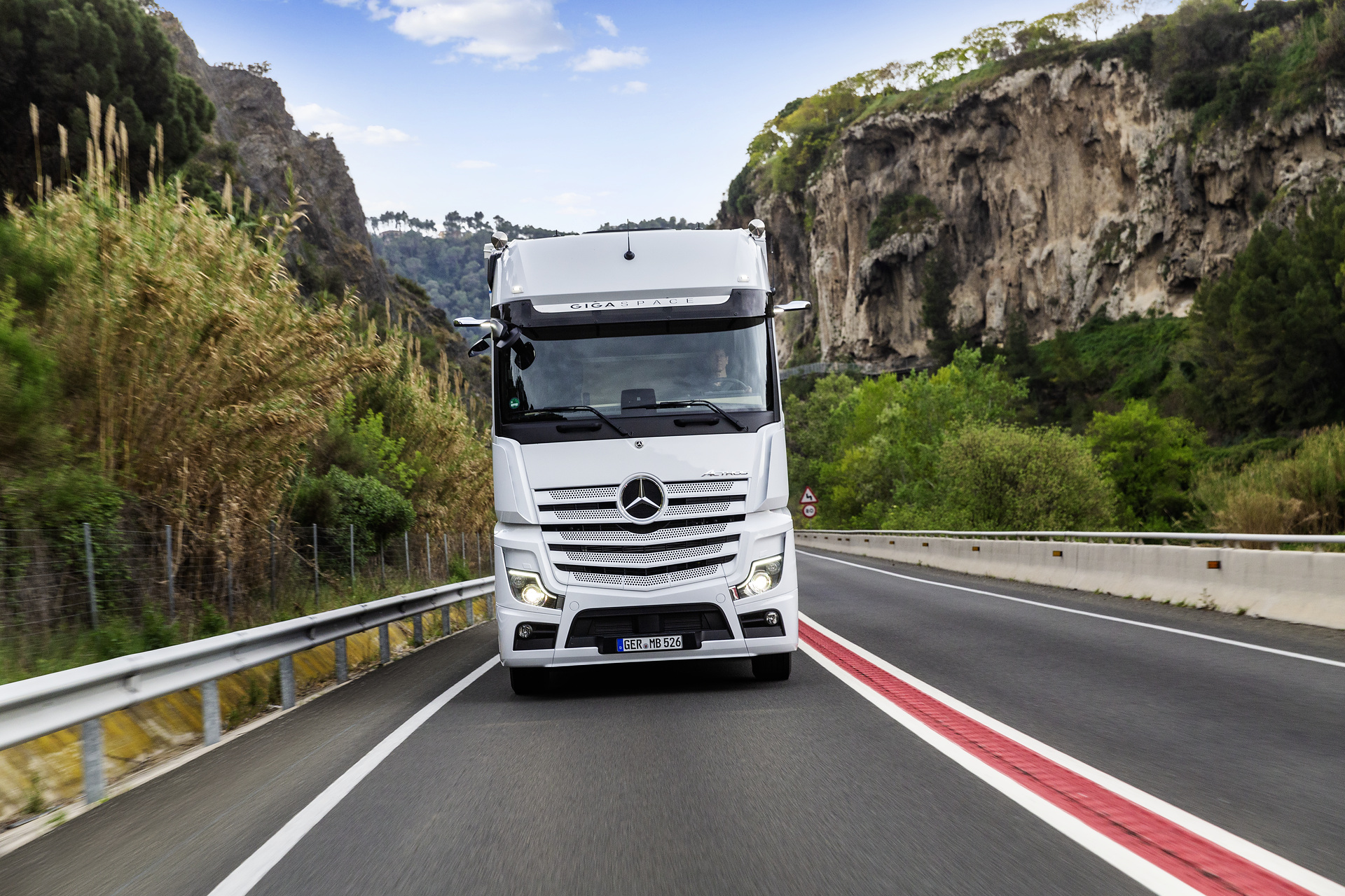 Mercedes-Benz Actros mit Active Brake Assist 5 und Abbiege-Assistent, Active Drive Assist, MirrorCam